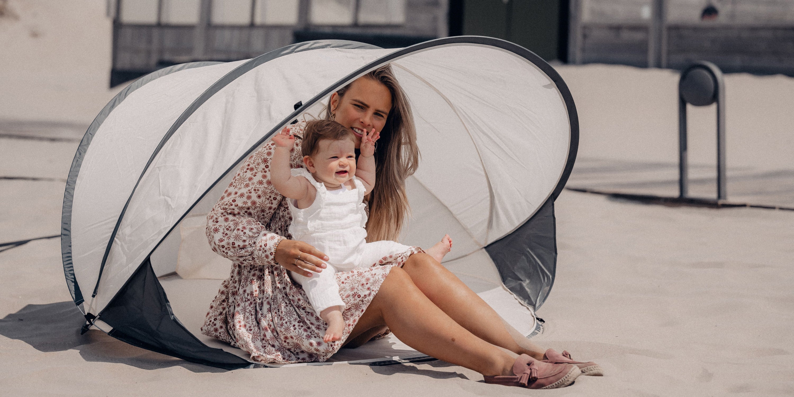 Aller à la plage avec un bébé : que faut-il emporter ?