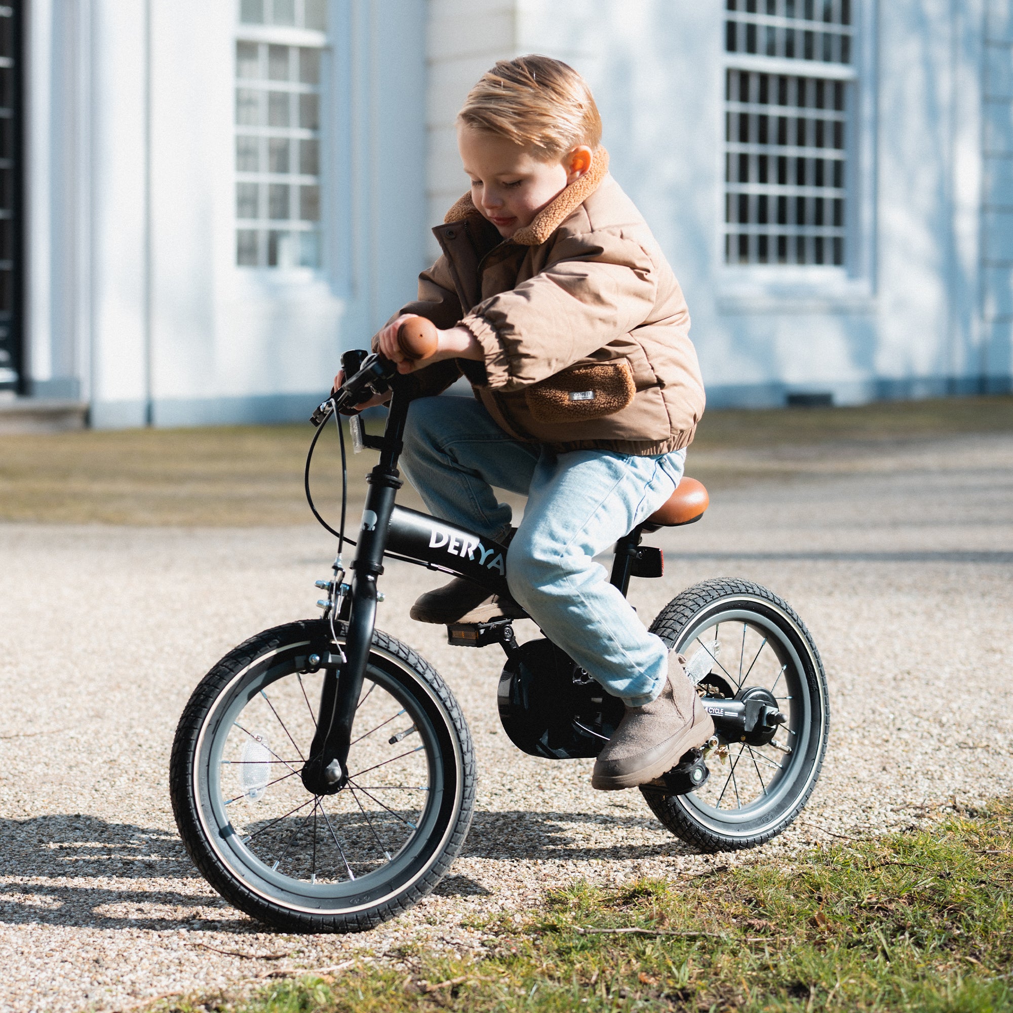 DERYAN può essere utilizzata come bicicletta senza pedali, bicicletta di allenamento e bicicletta per bambini. Il modello è dotato di manubrio regolabile, sella in pelle PU, pedali rimovibili e copricatena chiuso. La bicicletta è pensata per i bambini piccoli che imparano ad andare in bicicletta in diverse fasi.