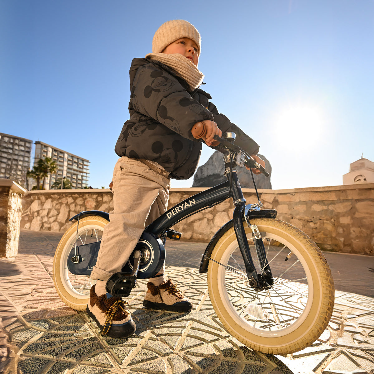 De DERYAN Luxe kinderfiets van twaalf inch in het blauw kan worden gebruikt als loopfiets, oefenfiets en kinderfiets. Het model heeft een verstelbaar stuur, een PU leren zadel, luchtbanden van twaalf inch en een gesloten kettingkast. De fiets is bedoeld voor kinderen die leren fietsen.