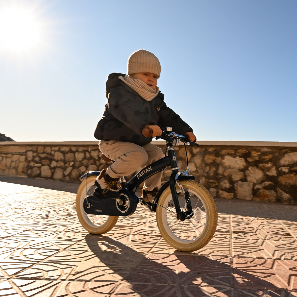 De DERYAN Luxe kinderfiets van twaalf inch in het blauw kan worden gebruikt als loopfiets, oefenfiets en kinderfiets. Het model heeft een verstelbaar stuur, een PU leren zadel, luchtbanden van twaalf inch en een gesloten kettingkast. De fiets is bedoeld voor kinderen die leren fietsen.