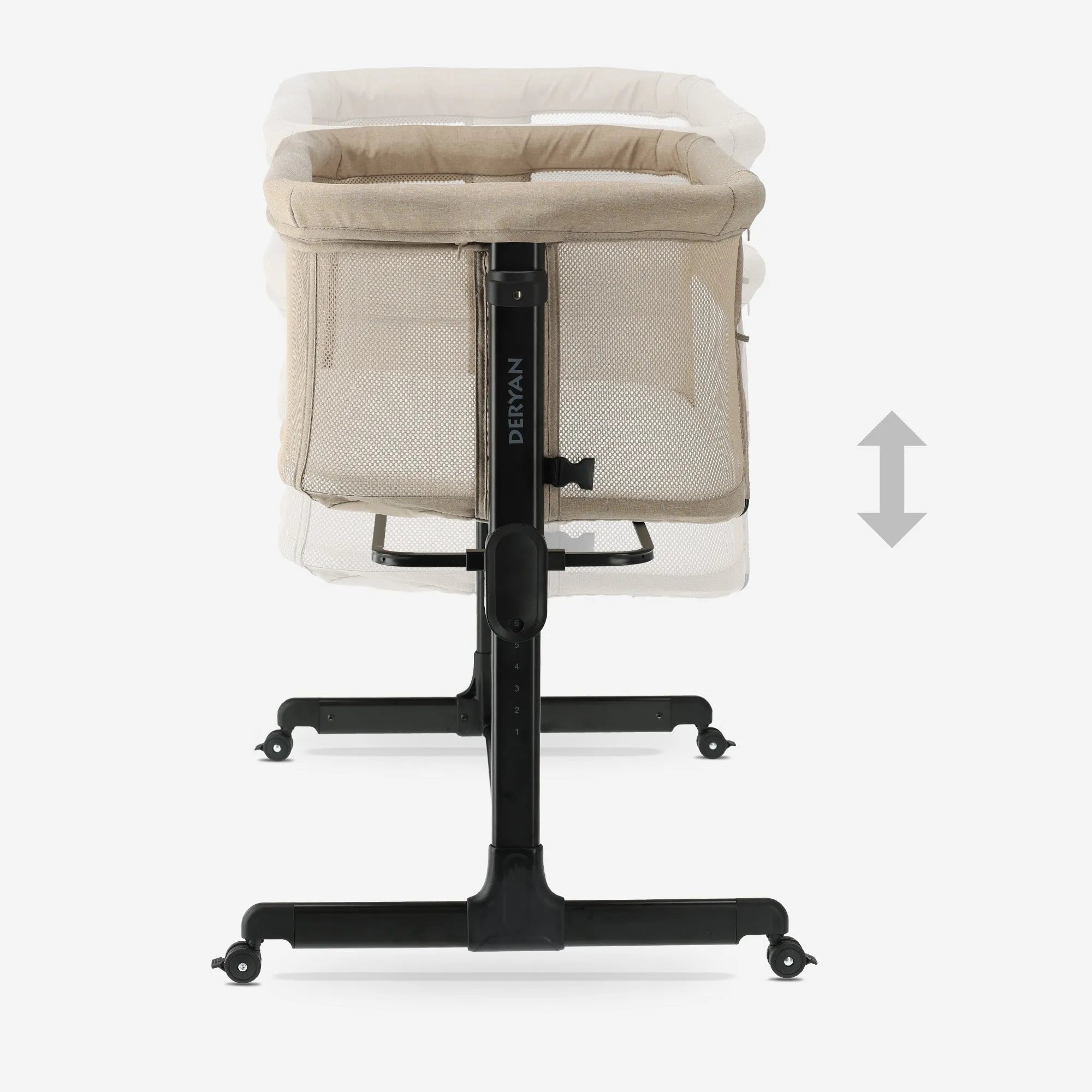 De DERYAN Snoozy co sleeper in de kleur crème is een wieg die naast het bed kan worden geplaatst voor gebruik bij jonge baby’s. Het model heeft een verstelbare hoogte, een open zijkant en een stabiel frame. De co sleeper is bedoeld voor gebruik tijdens de eerste maanden na de geboorte.