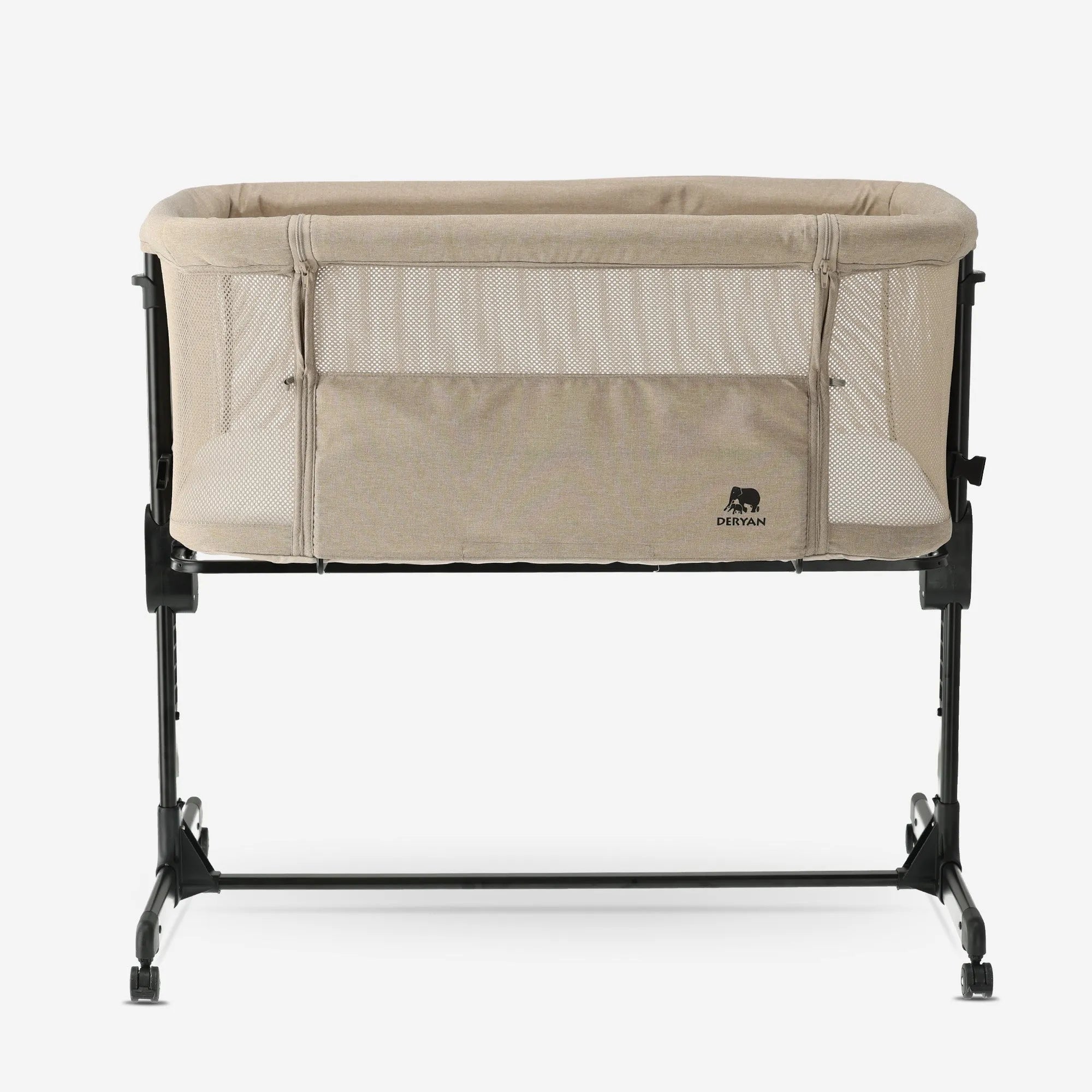 De DERYAN Snoozy co sleeper in de kleur crème is een wieg die naast het bed kan worden geplaatst voor gebruik bij jonge baby’s. Het model heeft een verstelbare hoogte, een open zijkant en een stabiel frame. De co sleeper is bedoeld voor gebruik tijdens de eerste maanden na de geboorte.