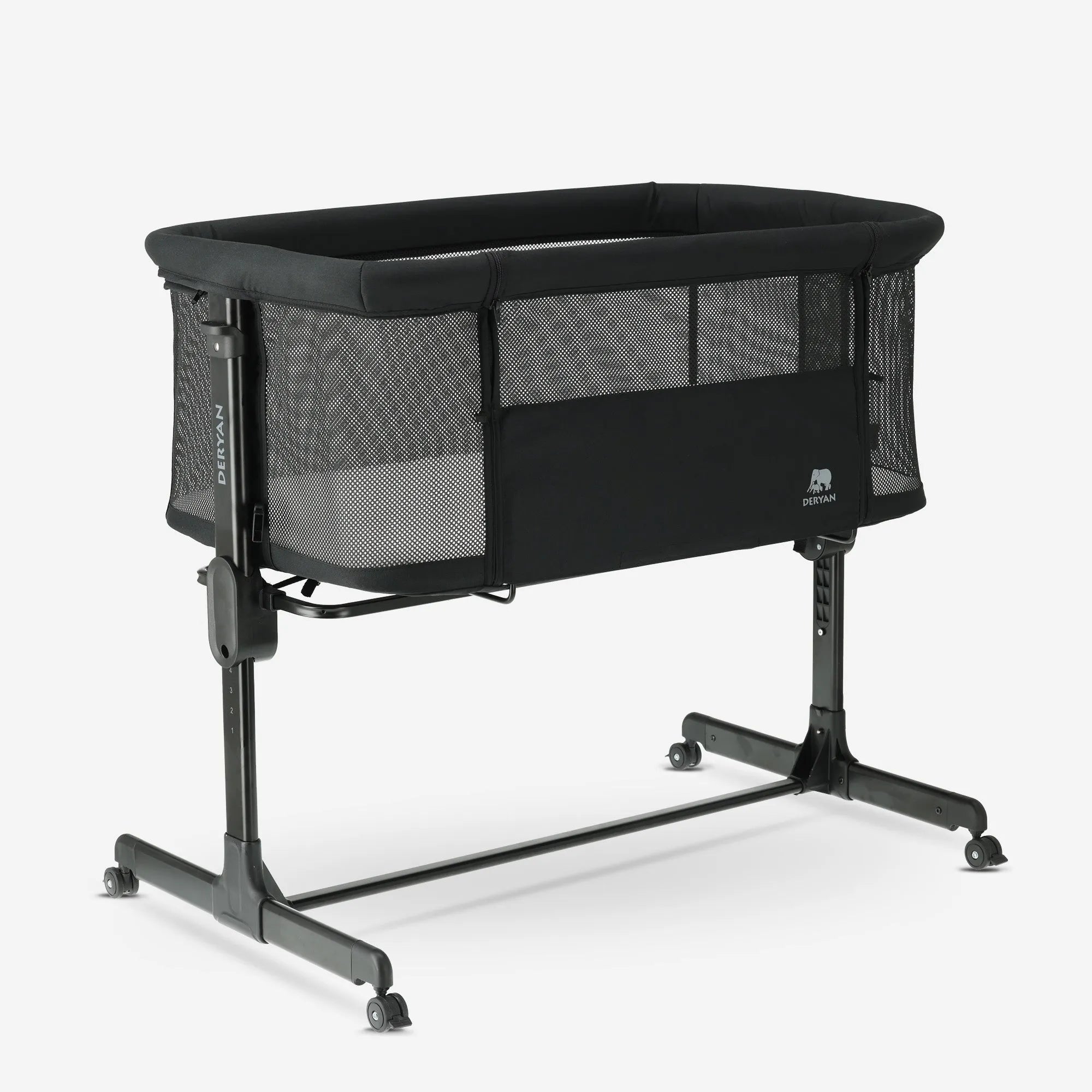 The DERYAN co-sleeper in black is a crib that can be placed next to the bed for use with young babies. The model has an adjustable height, an open side, and a stable frame. The co-sleeper is intended for use during the first months after birth.