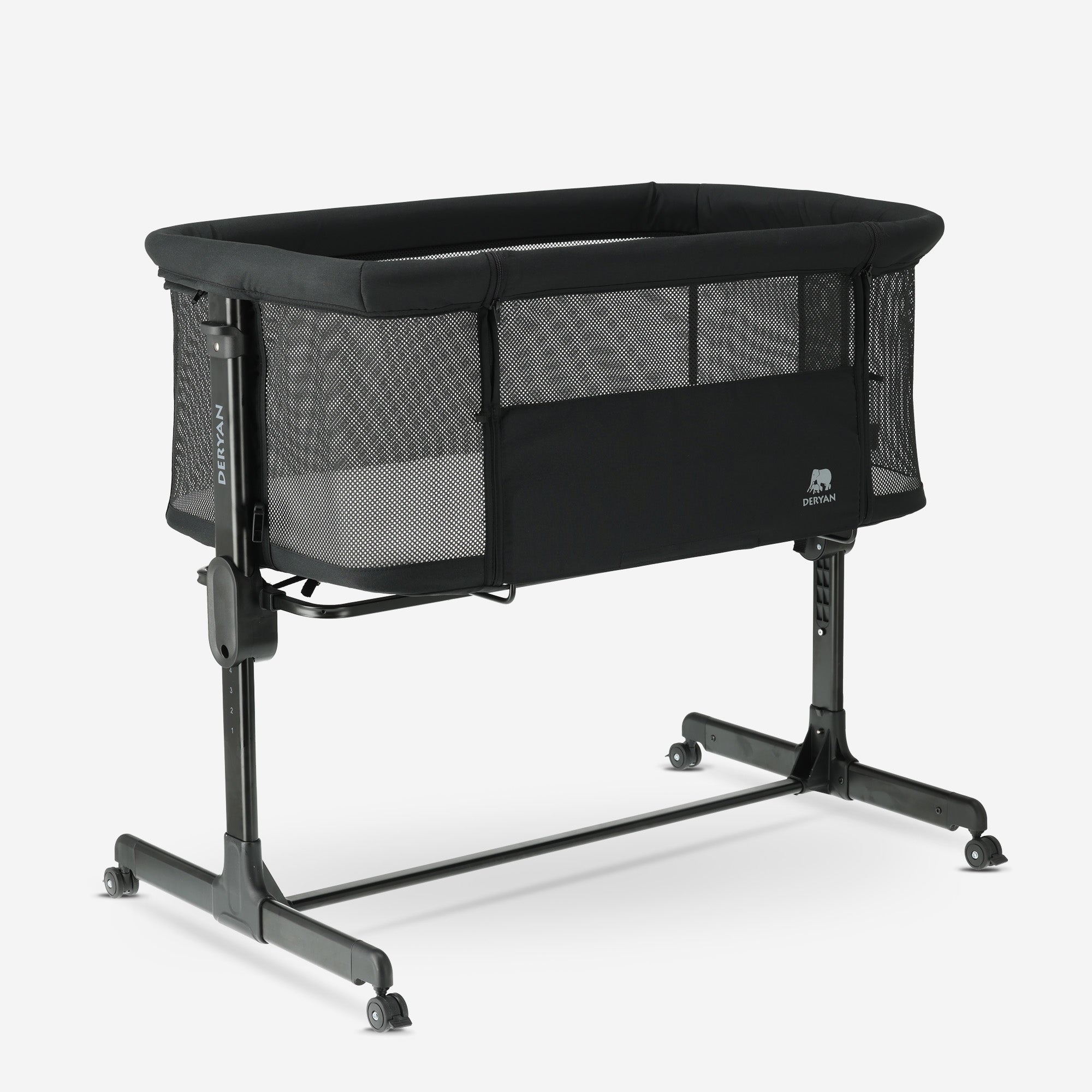 The DERYAN co-sleeper in black is a crib that can be placed next to the bed for use with young babies. The model has an adjustable height, an open side, and a stable frame. The co-sleeper is intended for use during the first months after birth.