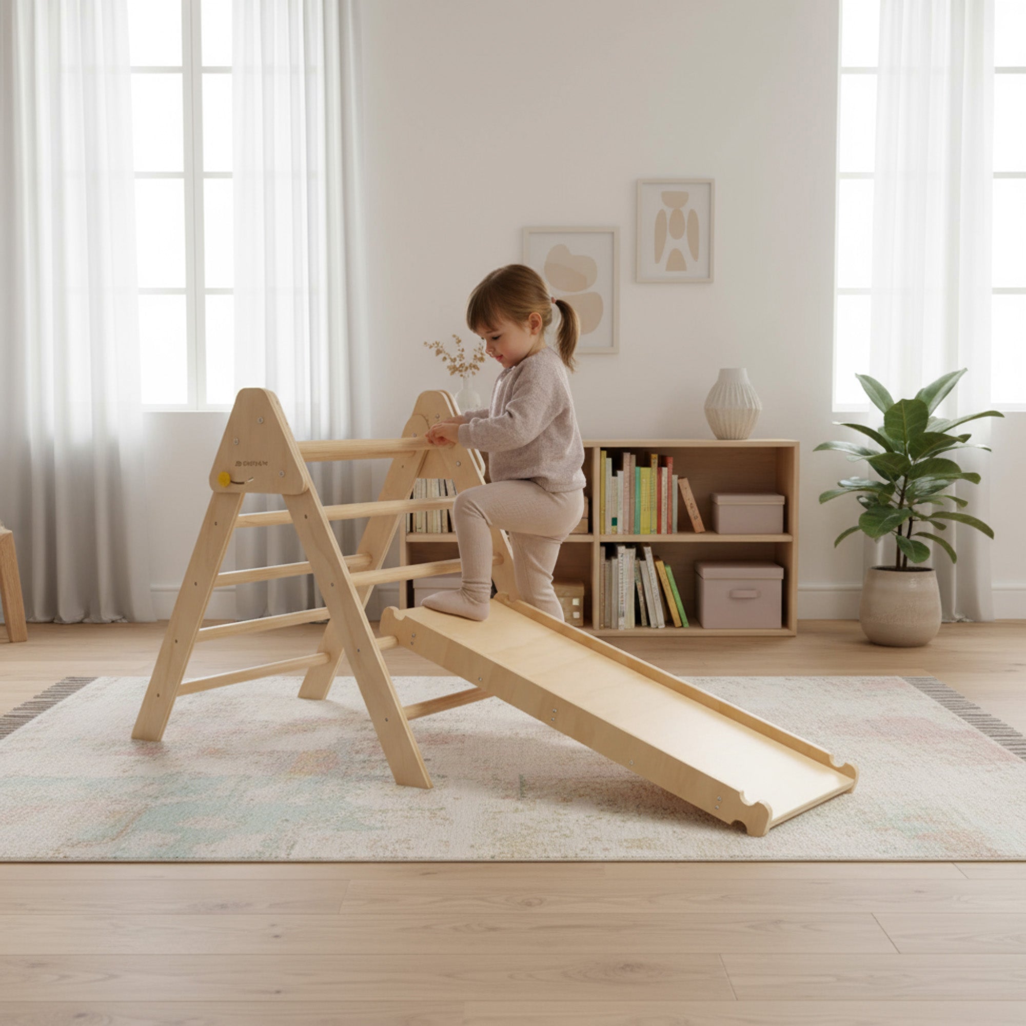 Sammenleggbar trekant med rampe og klatrestativ/sklie