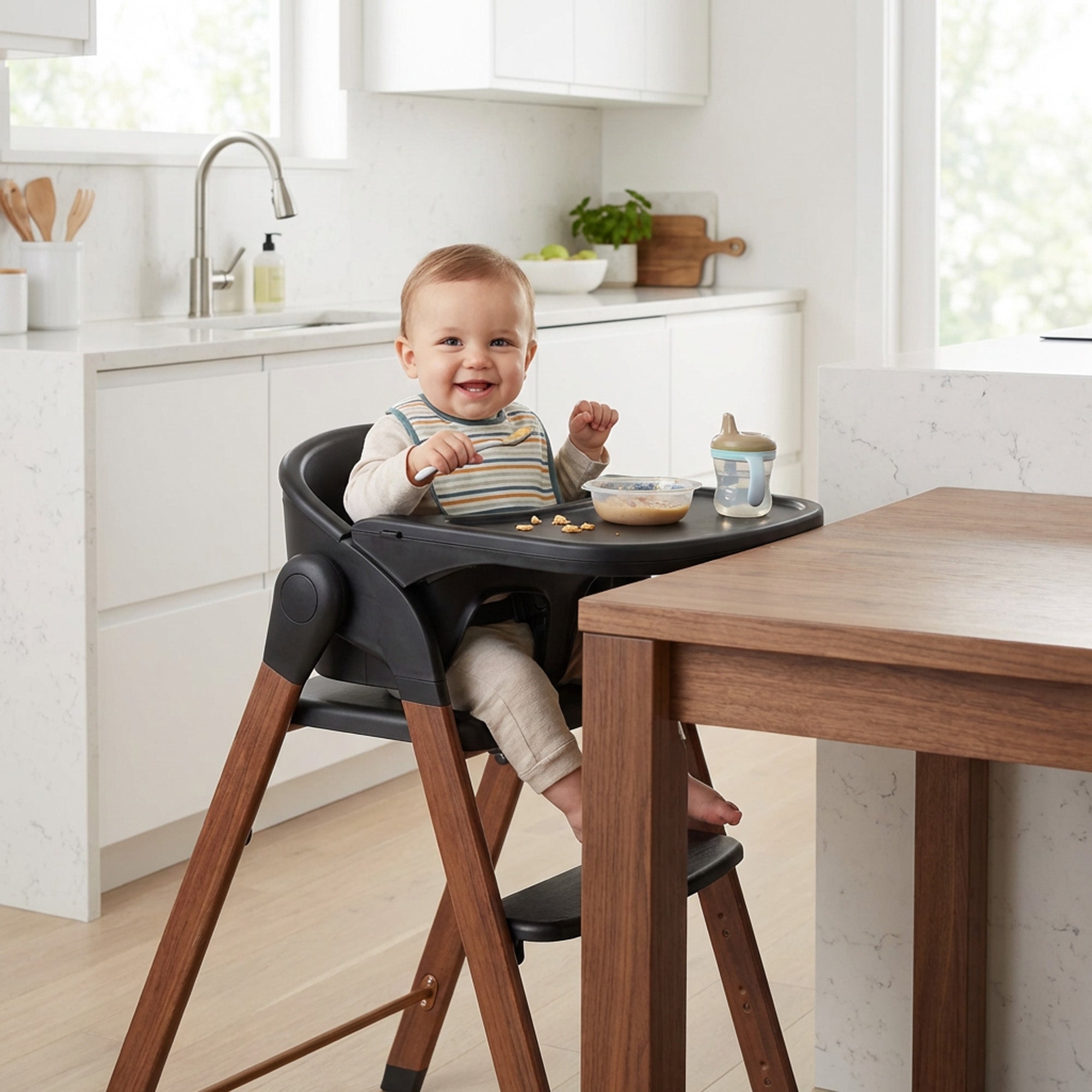 Luxury High Chair Black / Wood