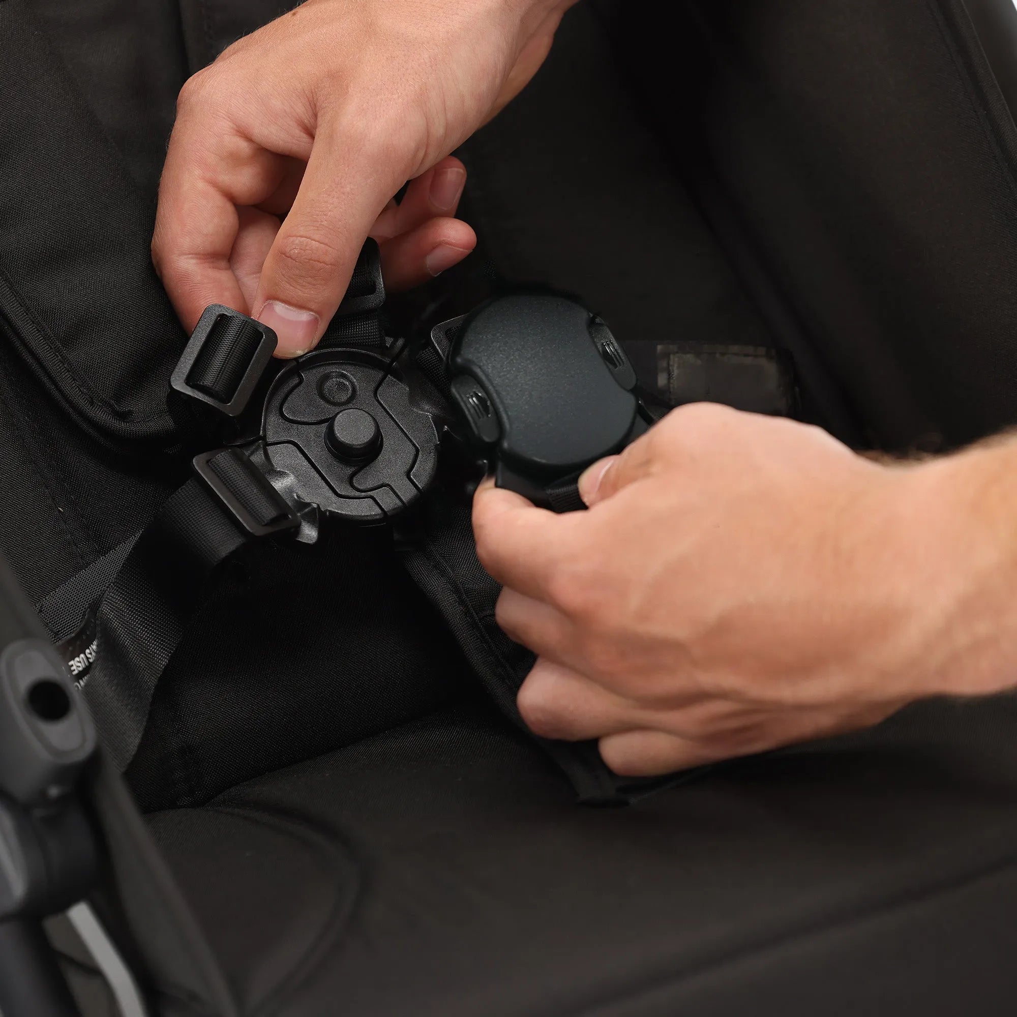 Rolo Buggy XL Black: Compact folding stroller with a spacious seat and lightweight frame