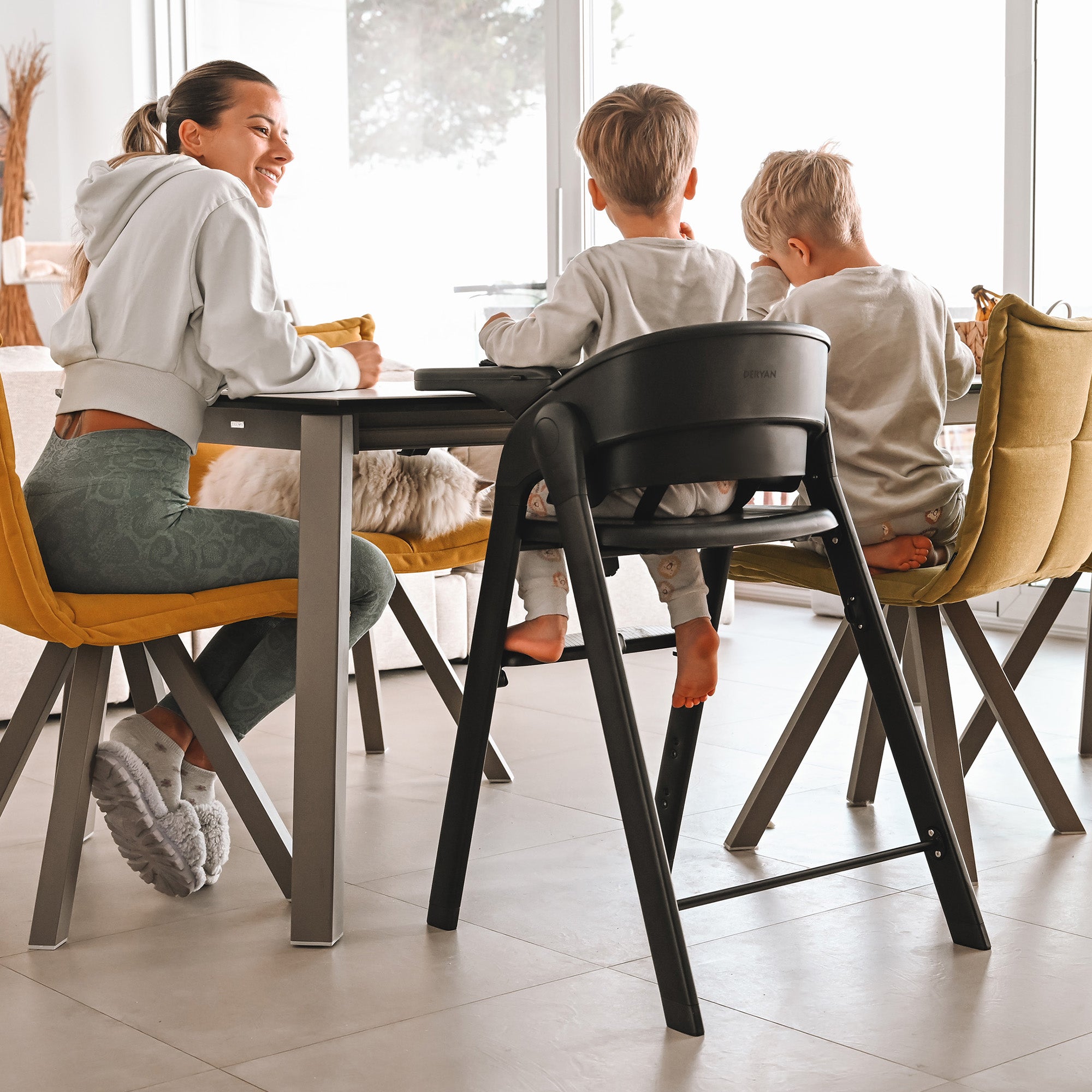 Silla infantil Deryan con hamaca - Negro/Nougat
