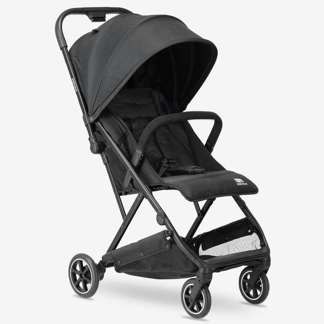 DERYAN Easy Luxe Buggy Black – den letteste reisevognen under €100. Kompakt og manøvrerbar, ideell for byen, ferier eller dagsturer. Kan foldes sammen med én hånd og får plass i flykupeen. Komfortabel, stilig og perfekt for foreldre og besteforeldre på farten. Nøkkelord: DERYAN Easy Luxe Buggy, lett svart vogn, reisevogn under 100 euro, kompakt vogn, vogn for ferier, sammenleggbar vogn, håndbagasjevogn, vogn for by og reiser
