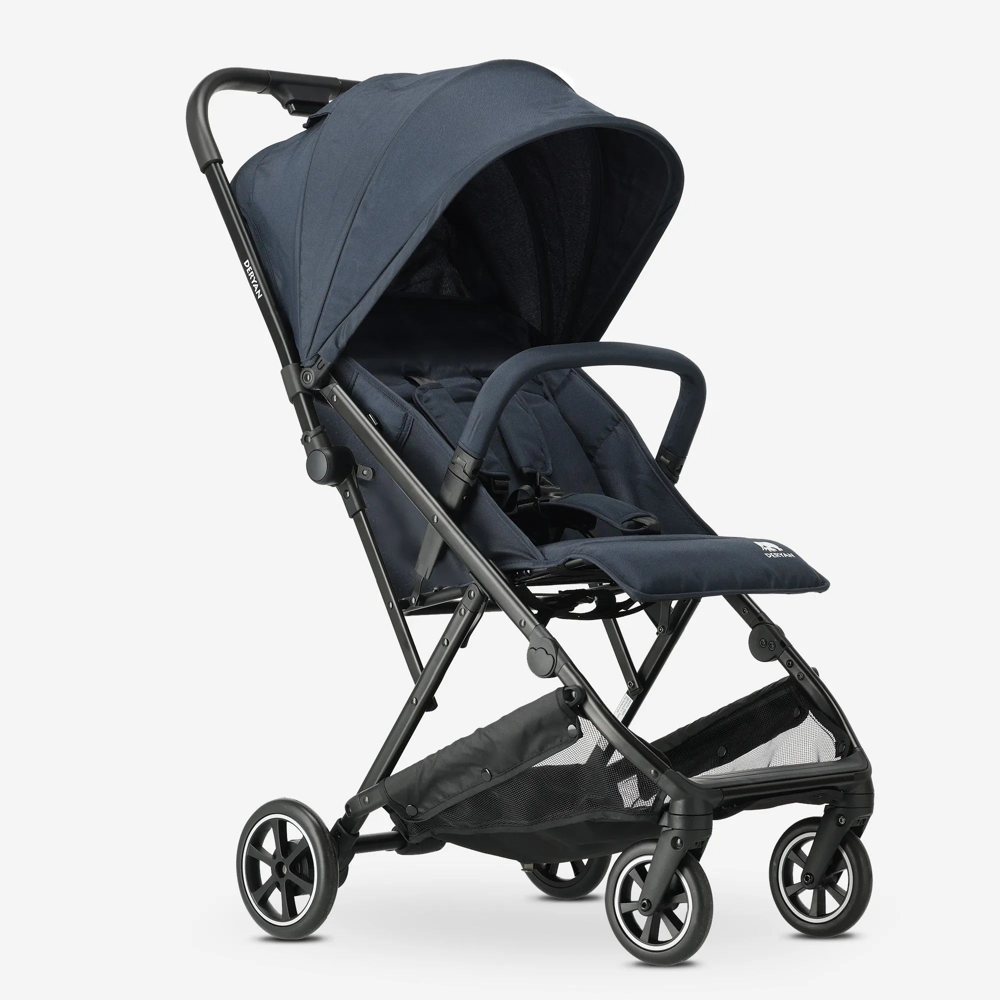 DERYAN Easy Luxe Buggy Blue – ultralett og kompakt reisevogn under €100. Kan enkelt brettes sammen med én hånd, får plass i flykupéen og er ideell for byreiser, ferier eller dagsturer. Manøvrerbar, stilig og perfekt for foreldre og besteforeldre på farten. Nøkkelord: DERYAN Easy Luxe Buggy Blue, lettvektsvogn, kompakt vogn under 100 euro, reisevogn blå, vogn for fly, sammenleggbar vogn, vogn for foreldre og besteforeldre, byvogn