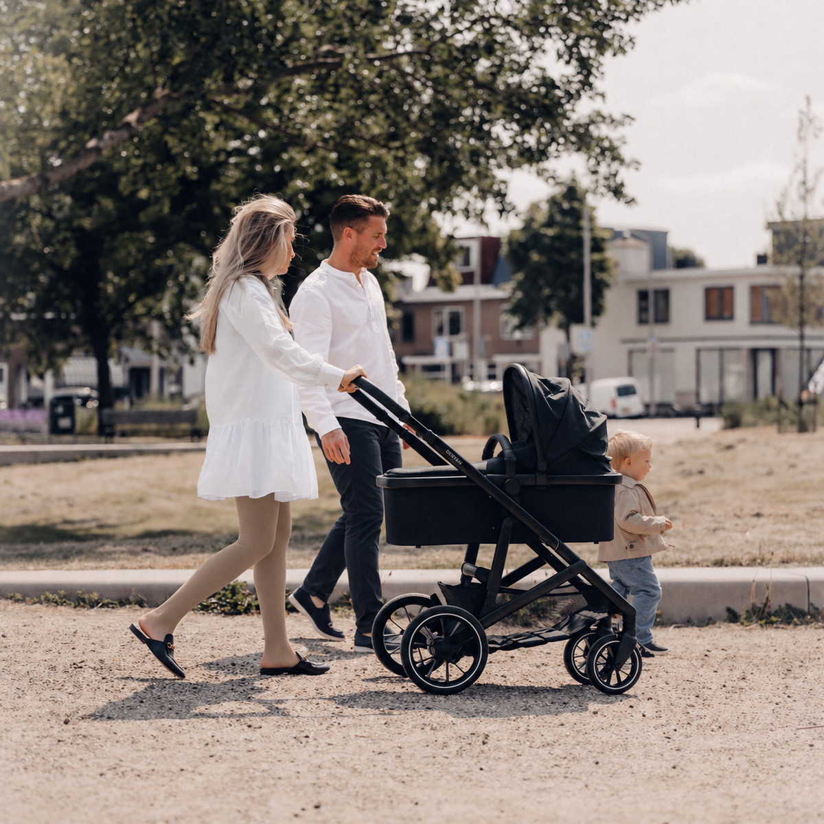 The DERYAN EVY V2 Duo Pram in black has two seats and a design that can be folded with one hand. The model has adjustable seats and a footrest, a sun canopy with SPF fifty plus, a suspension system and a five-point harness for both seating positions.