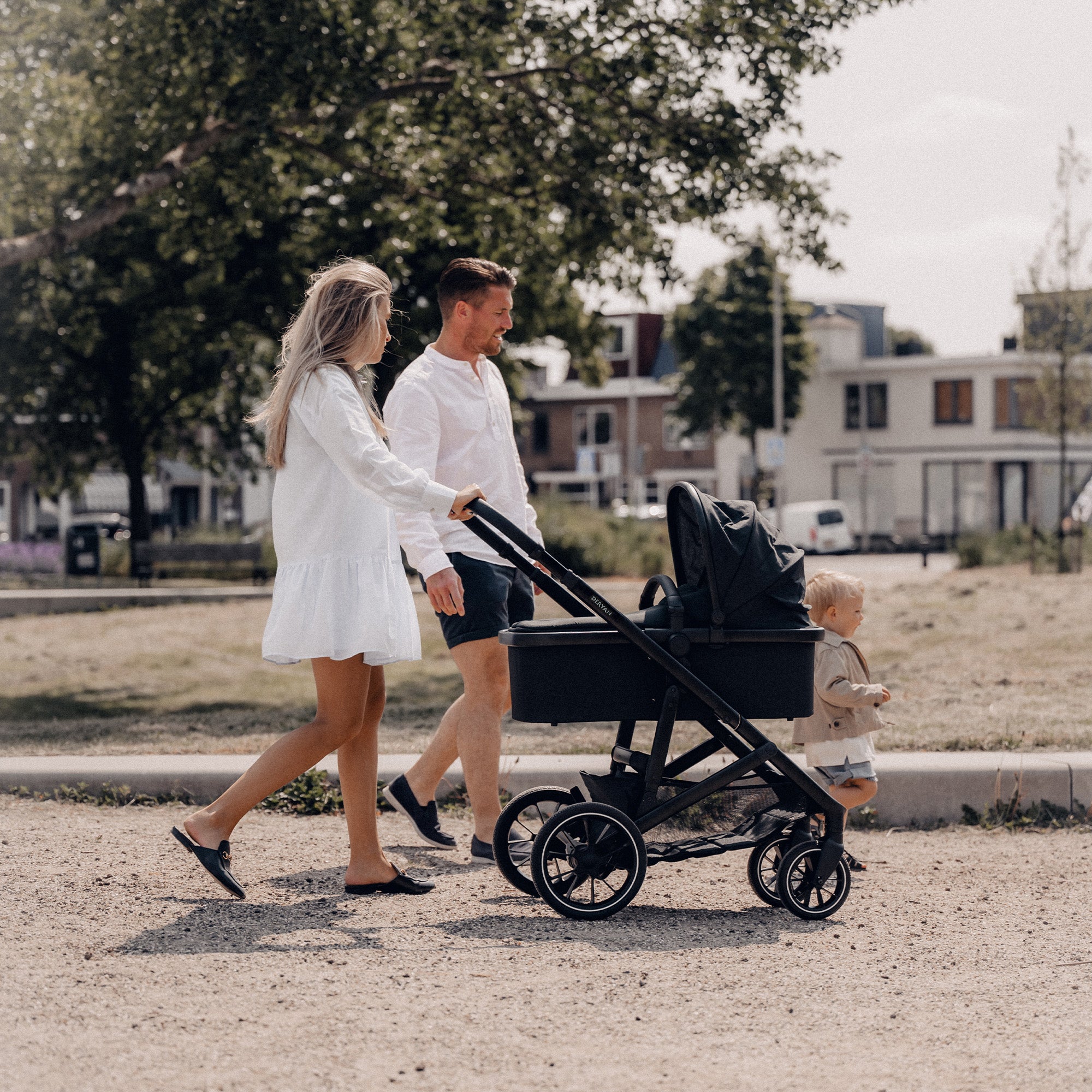 La carrozzina DERYAN EVY V2 Duo, di colore nero, ha due sedute e un design che può essere ripiegato con una sola mano. Il modello è dotato di sedili e poggiapiedi regolabili, tettuccio parasole con SPF 50+, sistema di sospensioni e imbracatura a cinque punti per entrambi i posti a sedere.