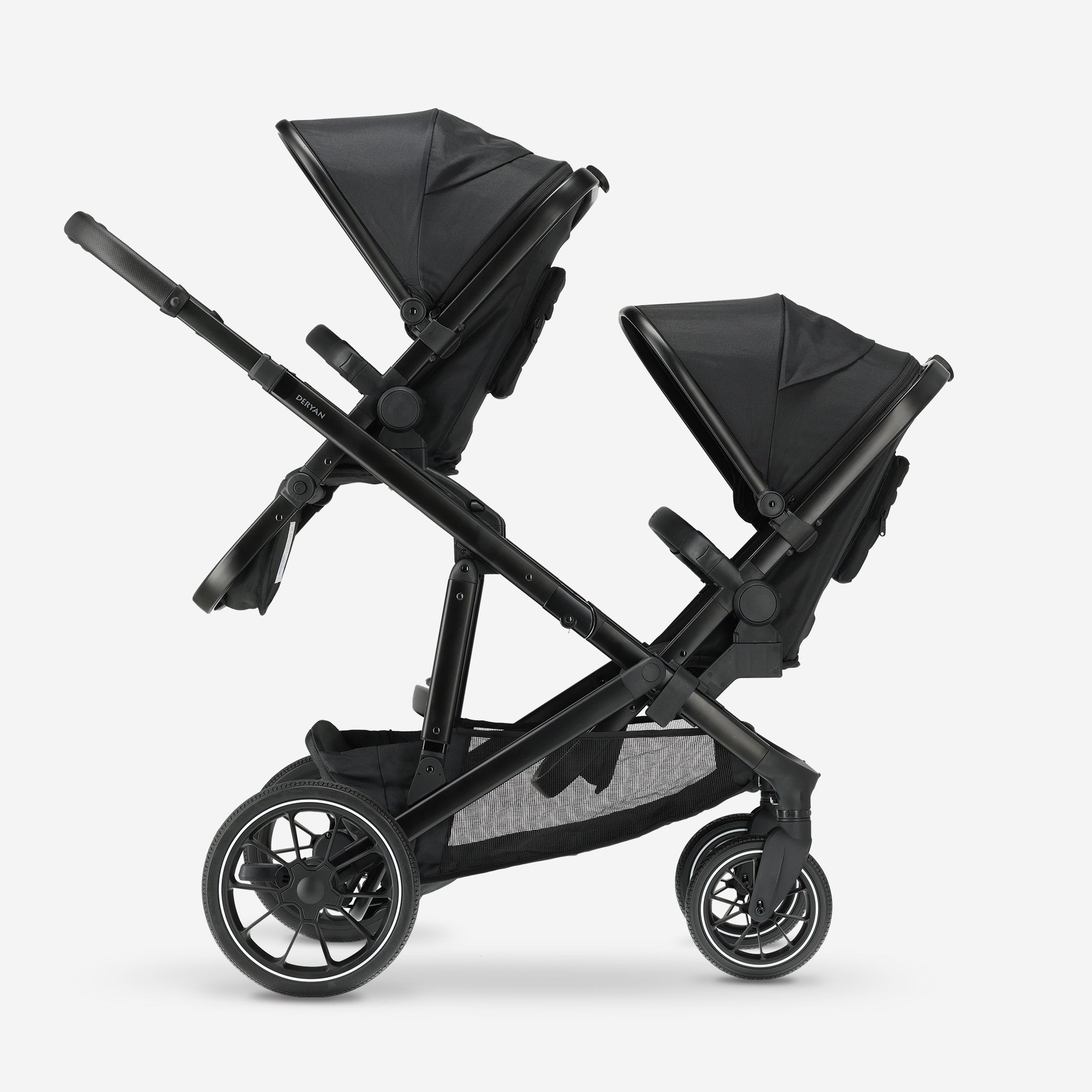 DERYAN EVY V2 Duo Kinderwagen Zwart – 2-zits kinderwagen met verstelbare zitjes en voetensteun. Voorzien van SPF50+ zonnekap, stevige vering en een veilig 5-punts harnas. Met één hand inklapbaar, stabiel en comfortabel. Ideaal voor ouders met twee kinderen die gemak en kwaliteit zoeken.