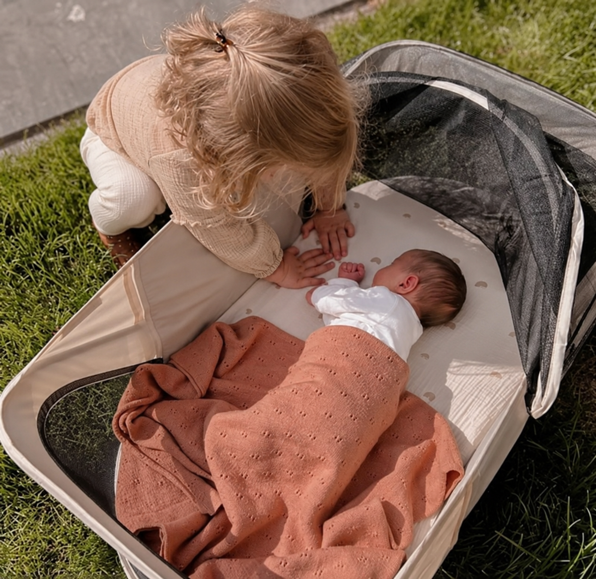 Infant Deluxe BabyBox campingbädd i färgen Cream med lätt aluminiumram
