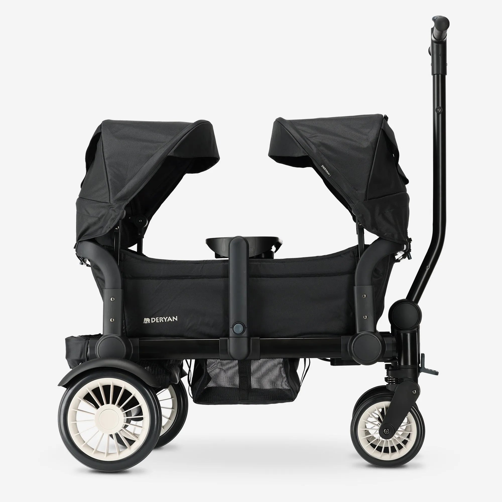 DERYAN Sandy Luxe Opvouwbare Bolderkar Black – combineert het gemak van een bolderkar met het comfort van een kinderwagen. Compact opvouwbaar, voorzien van UPF50+ zonnekap, twee zitplaatsen met 3-puntsgordel en all-terrain wielen. Ideaal voor strand, park en gezinsuitjes.