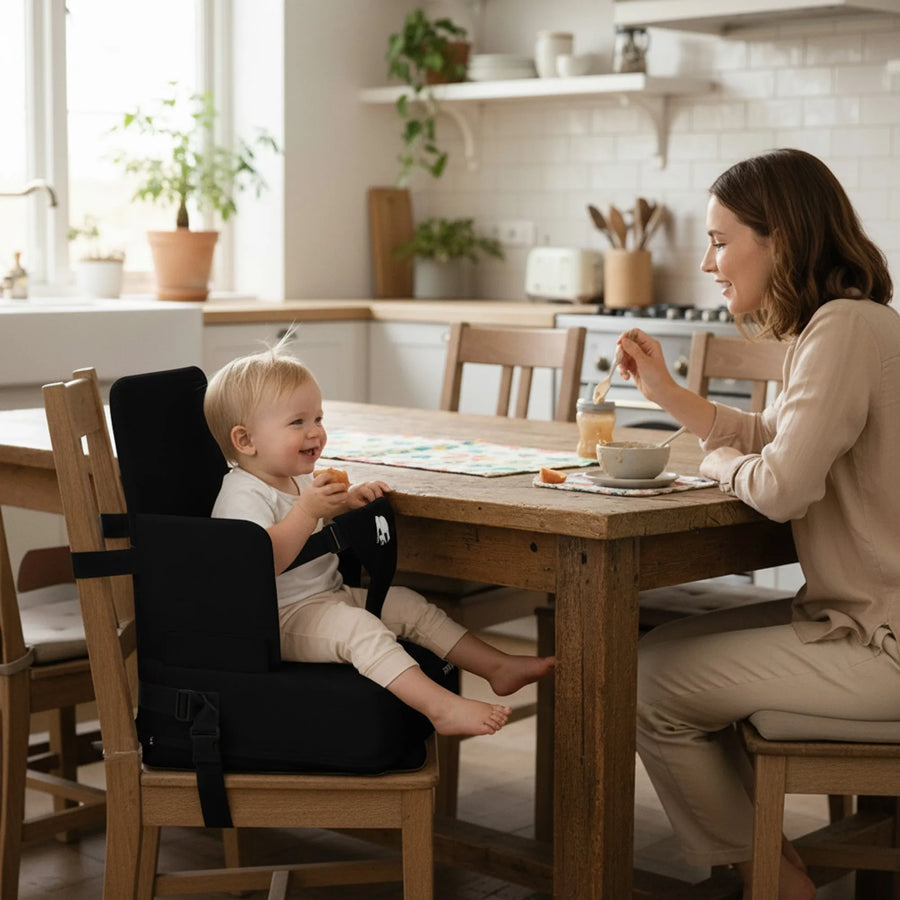 Podróżny fotelik podwyższający - z paskiem mocującym Czarny