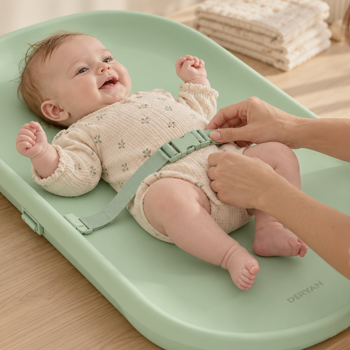 Wasserdichte Wickelauflage mit erhöhten Rändern – Sage Green
