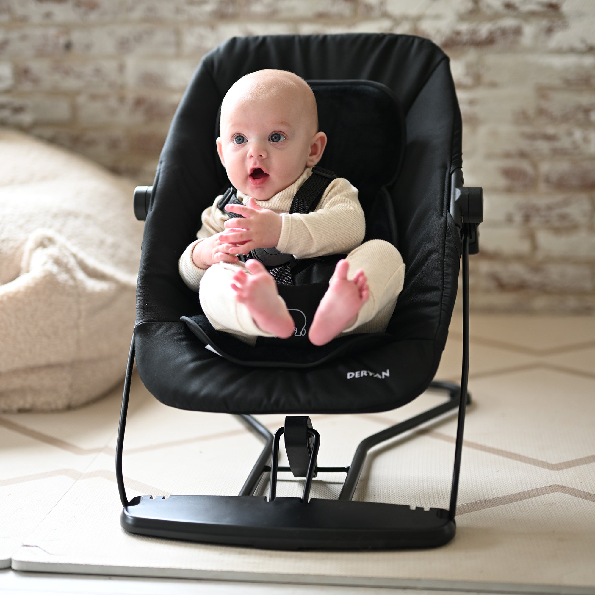 Curve Highchair