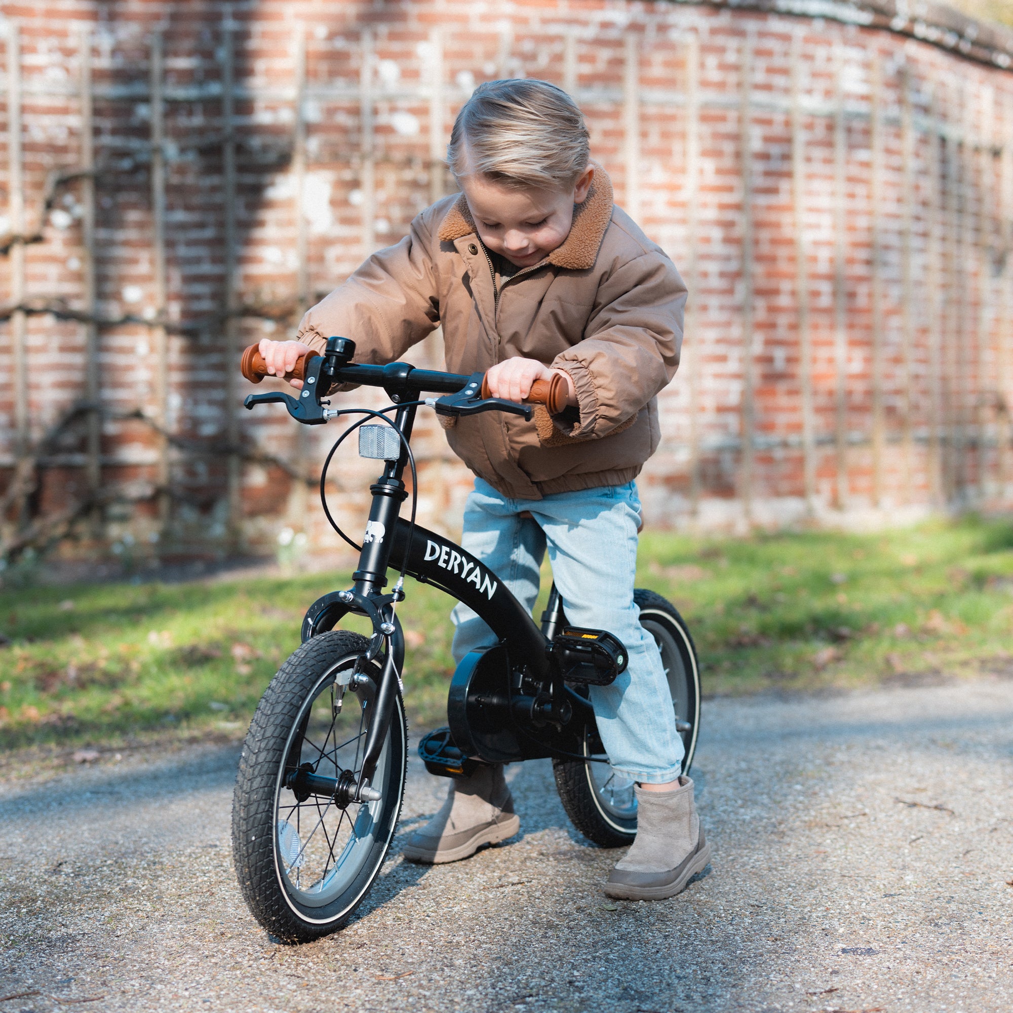 The DERYAN can be used as a balance bike, training bike, and children's bike. The model has adjustable handlebars, a PU leather saddle, removable pedals, and a closed chain guard. The bike is intended for young children who are learning to ride a bike in different stages.