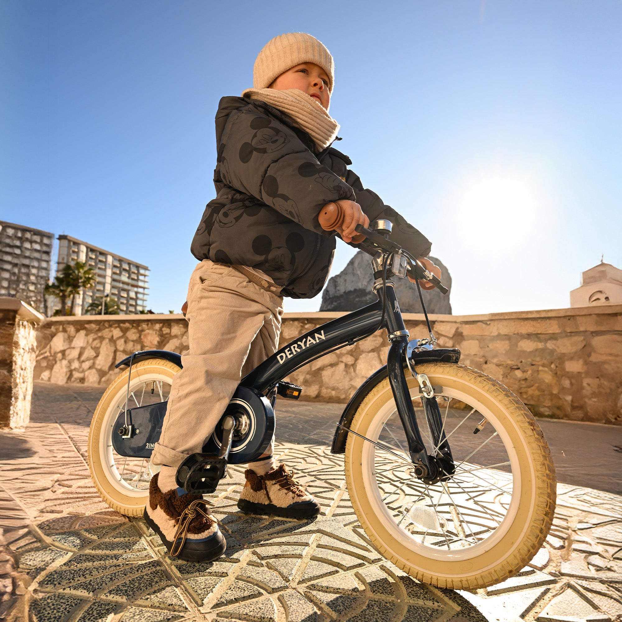 The DERYAN 12-inch children's bike in blue can be used as a balance bike, training bike, and children's bike. The model has adjustable handlebars, a PU leather saddle, 12-inch pneumatic tires, and a closed chain guard. The bike is intended for children who are learning to ride a bike.