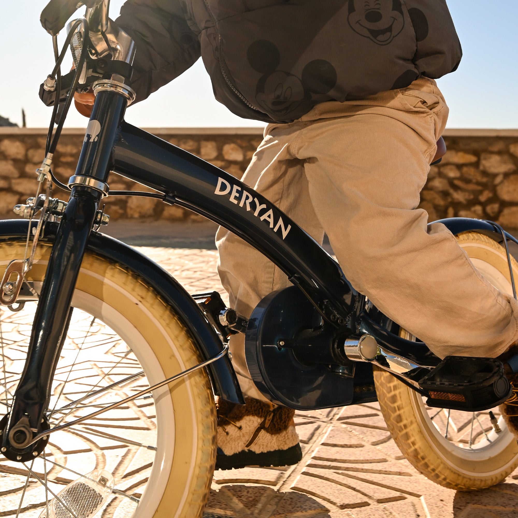 The DERYAN 12-inch children's bike in blue can be used as a balance bike, training bike, and children's bike. The model has adjustable handlebars, a PU leather saddle, 12-inch pneumatic tires, and a closed chain guard. The bike is intended for children who are learning to ride a bike.