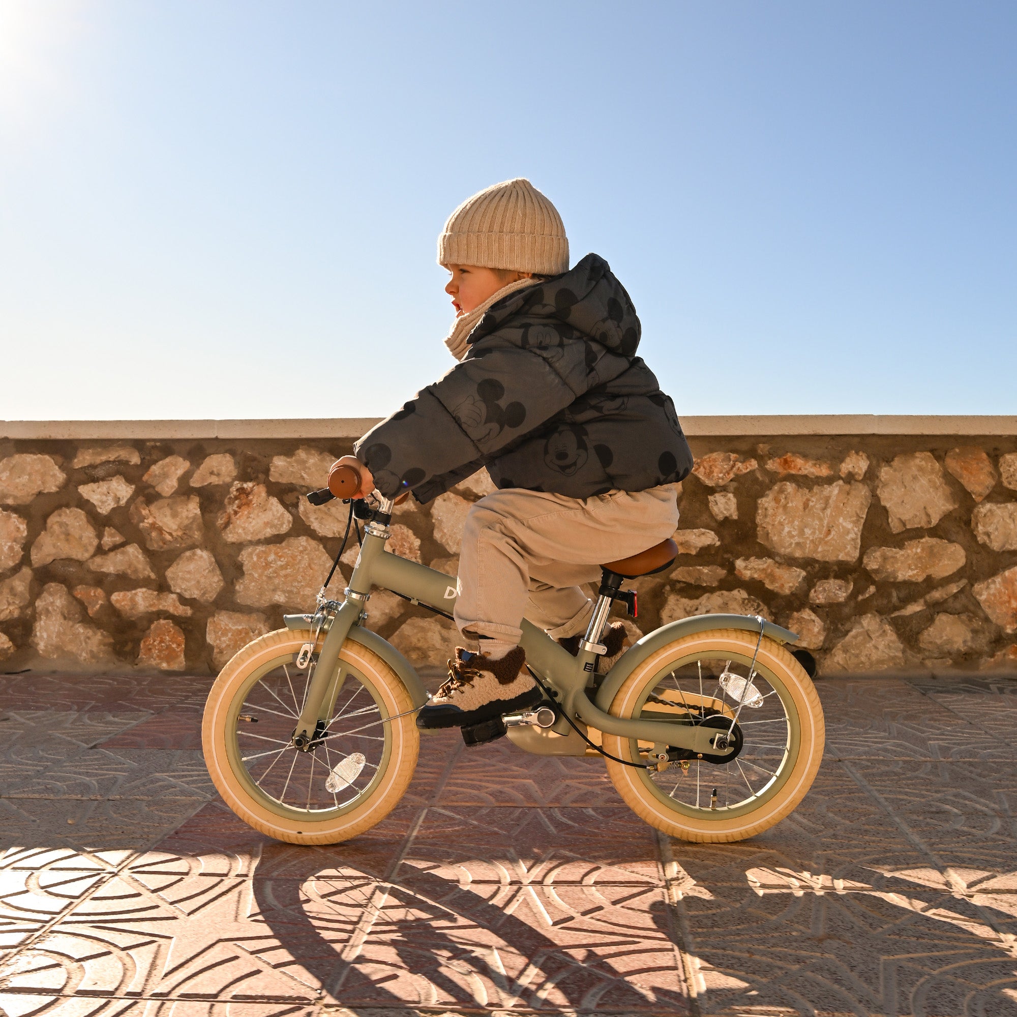 La bicicleta infantil DERYAN de 14 pulgadas en color verde se puede utilizar como bicicleta sin pedales, bicicleta de entrenamiento y bicicleta infantil. El modelo tiene un manillar ajustable, un sillín de cuero PU, neumáticos de 14 pulgadas y un guardacadenas cerrado. La bicicleta está pensada para niños que están aprendiendo a montar en bicicleta.