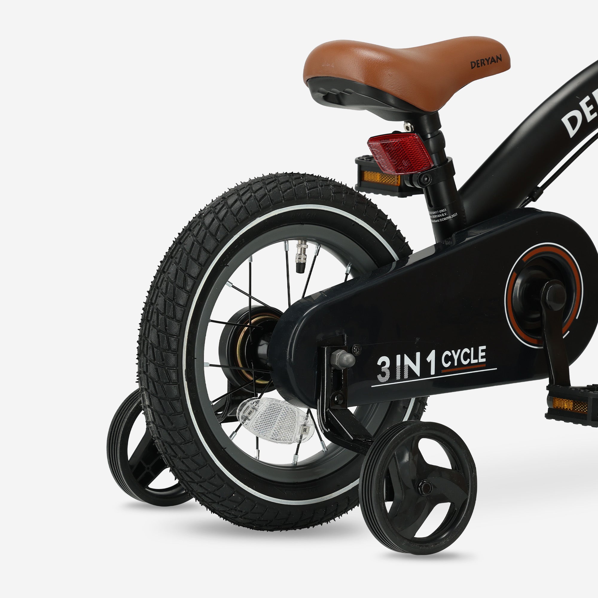 De DERYAN Luxe kinderfiets van twaalf inch in het zwart kan worden gebruikt als loopfiets, oefenfiets en kinderfiets. Het model heeft een verstelbaar stuur, een PU leren zadel, luchtbanden van twaalf inch en een gesloten kettingkast. De fiets is bedoeld voor kinderen die leren fietsen.