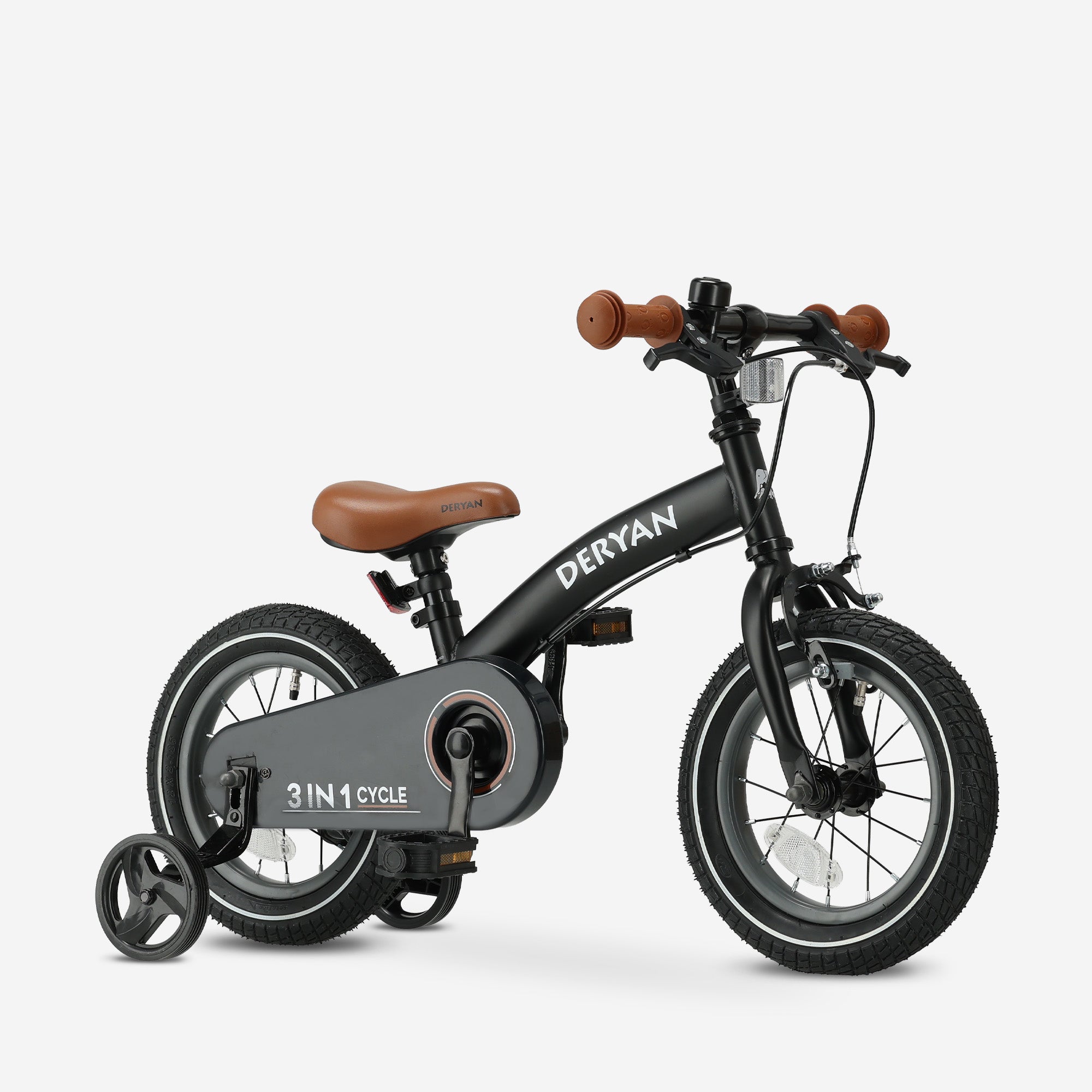 De DERYAN Luxe kinderfiets van twaalf inch in het zwart kan worden gebruikt als loopfiets, oefenfiets en kinderfiets. Het model heeft een verstelbaar stuur, een PU leren zadel, luchtbanden van twaalf inch en een gesloten kettingkast. De fiets is bedoeld voor kinderen die leren fietsen.