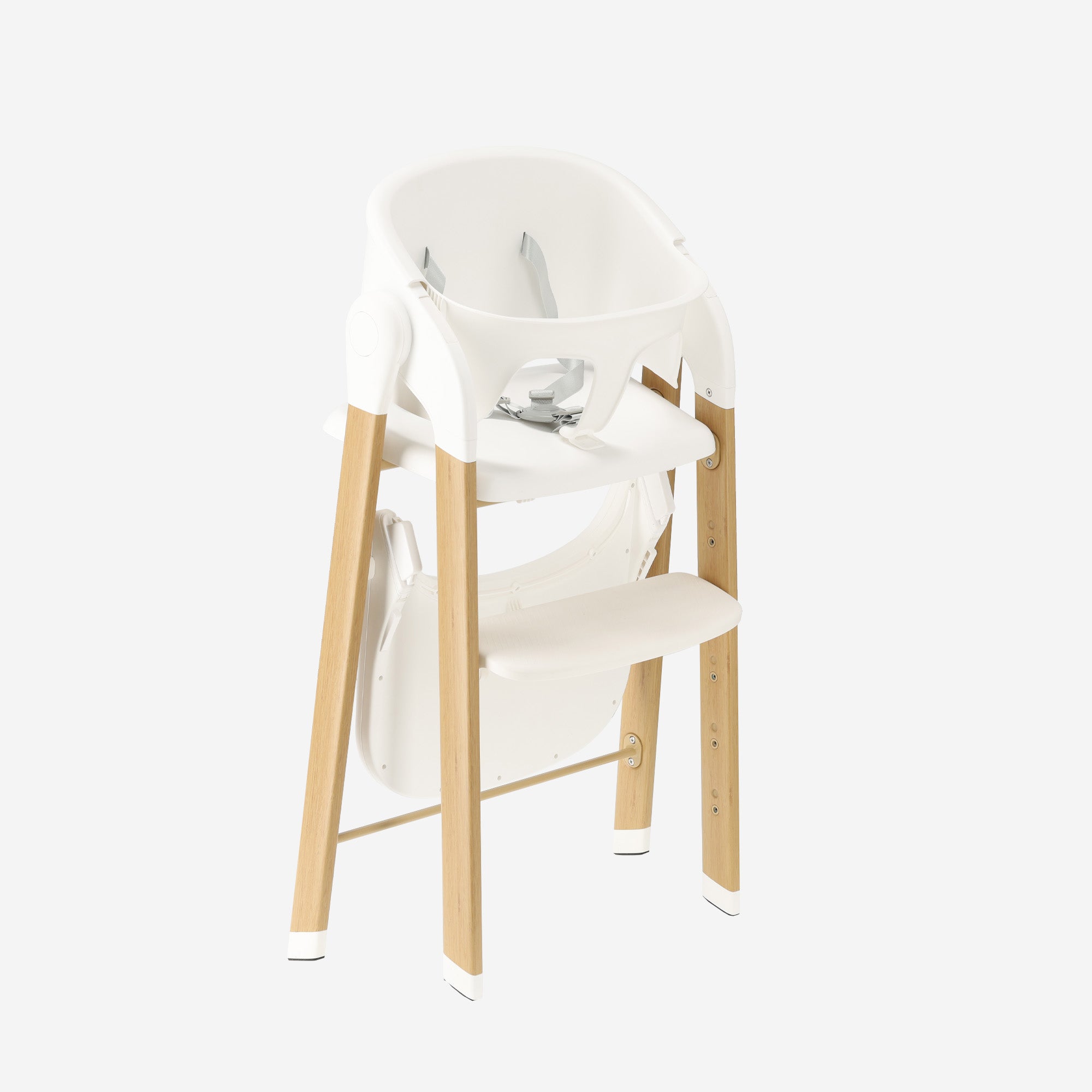The DERYAN high chair in white features a removable tray and an adjustable design. The chair is intended for use by young children and can be used during mealtimes. The model is made of wood and plastic and is suitable for daily indoor use.