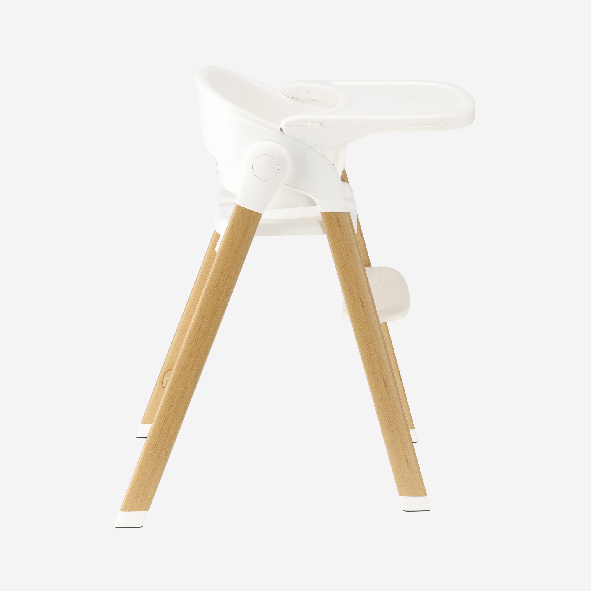 The DERYAN high chair in white features a removable tray and an adjustable design. The chair is intended for use by young children and can be used during mealtimes. The model is made of wood and plastic and is suitable for daily indoor use.