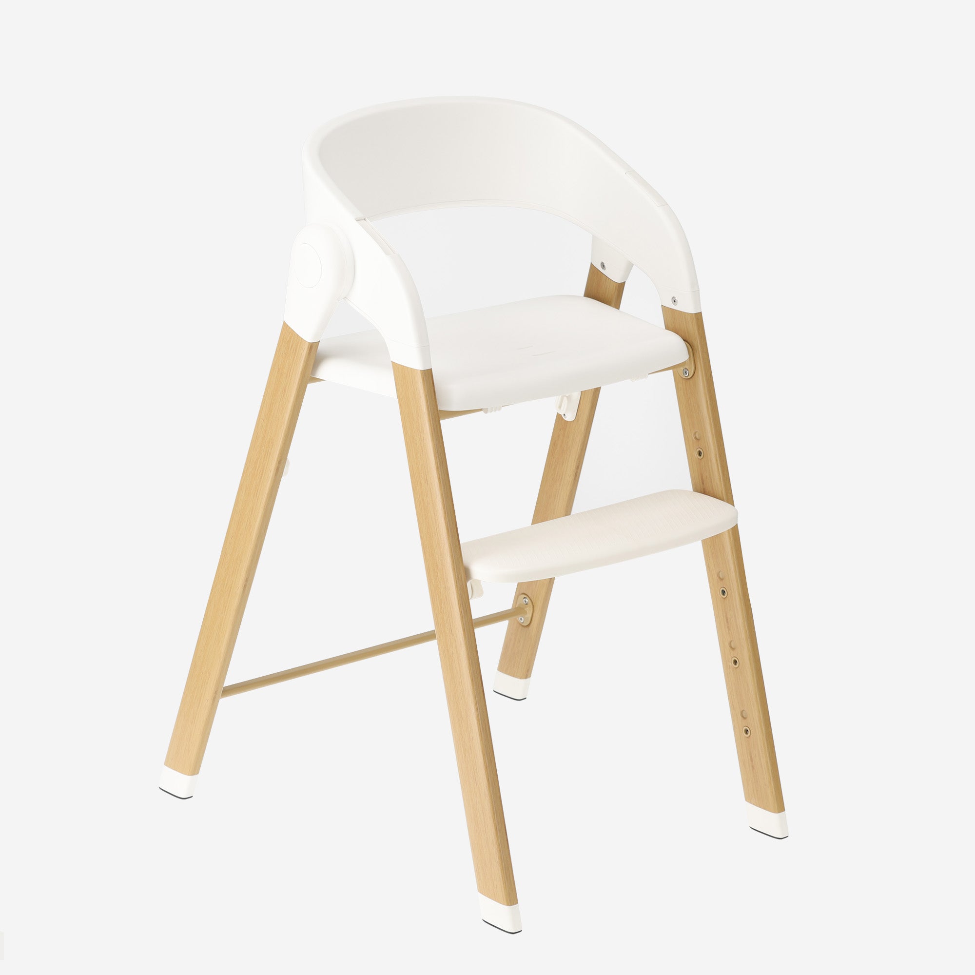 The DERYAN high chair in white features a removable tray and an adjustable design. The chair is intended for use by young children and can be used during mealtimes. The model is made of wood and plastic and is suitable for daily indoor use.