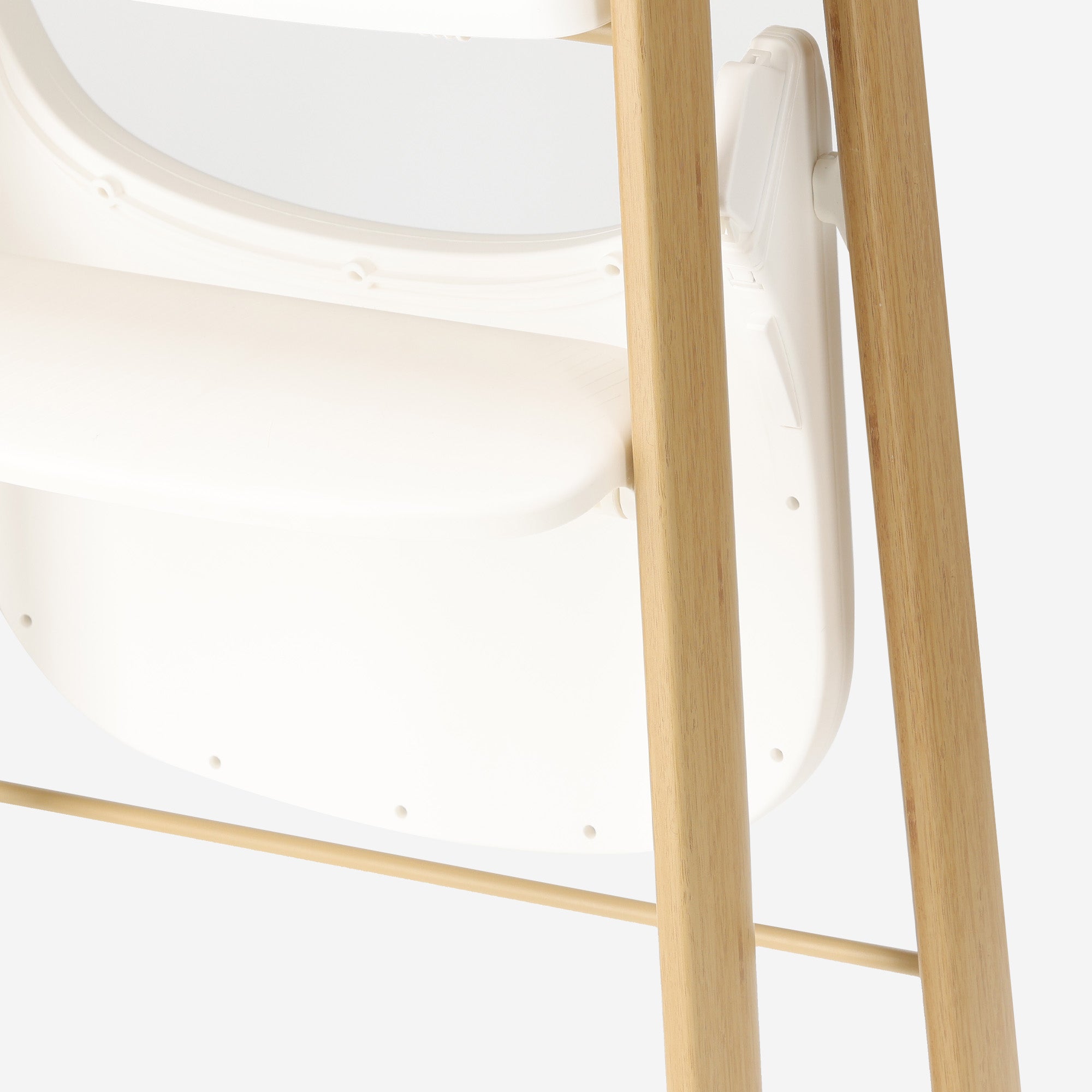 The DERYAN high chair in white features a removable tray and an adjustable design. The chair is intended for use by young children and can be used during mealtimes. The model is made of wood and plastic and is suitable for daily indoor use.