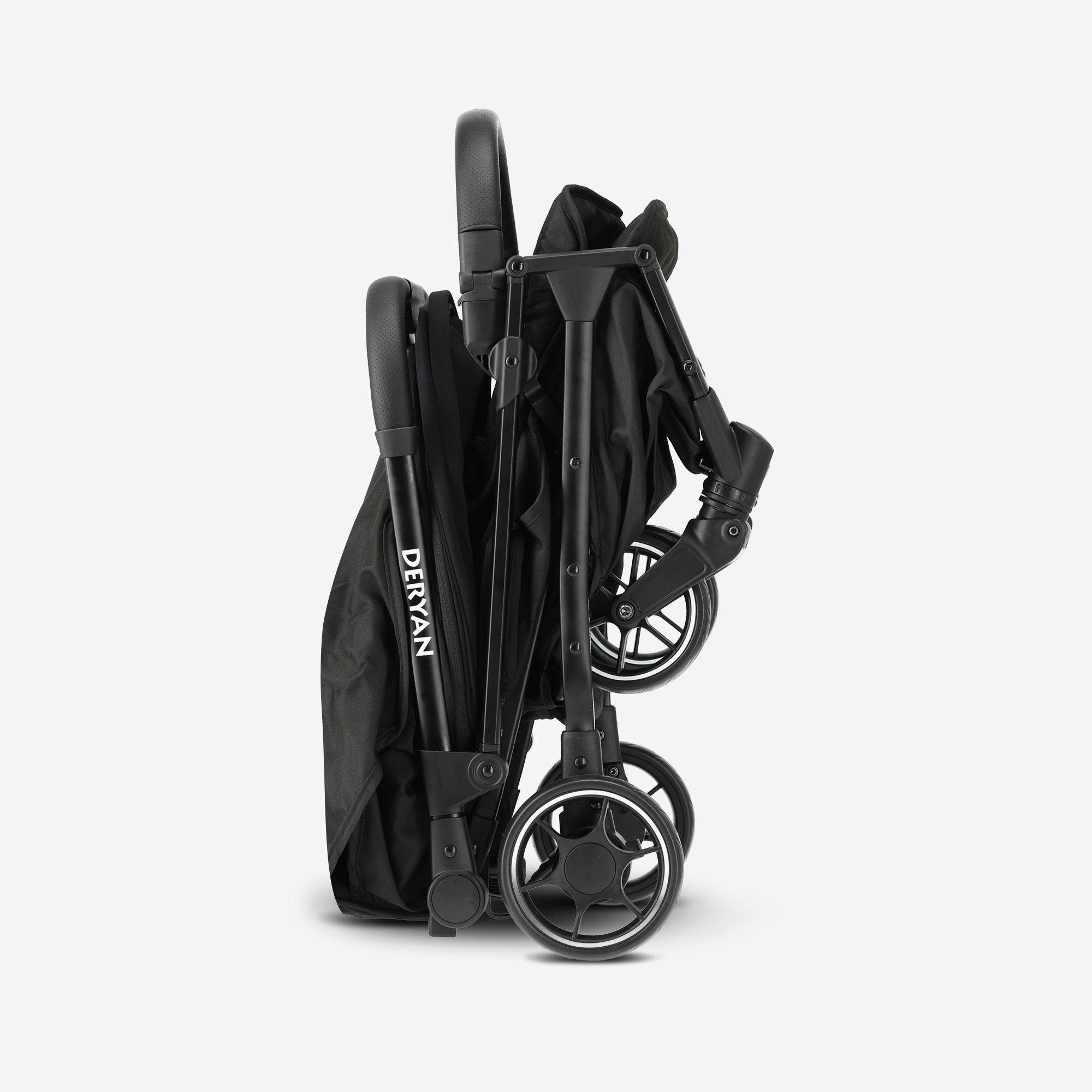 The DERYAN Buggy in black is a travel buggy with a compact design that is suitable for transport during travel. The model can be folded with one hand and has an adjustable seat, a sun canopy, and a five-point harness for use with young children.