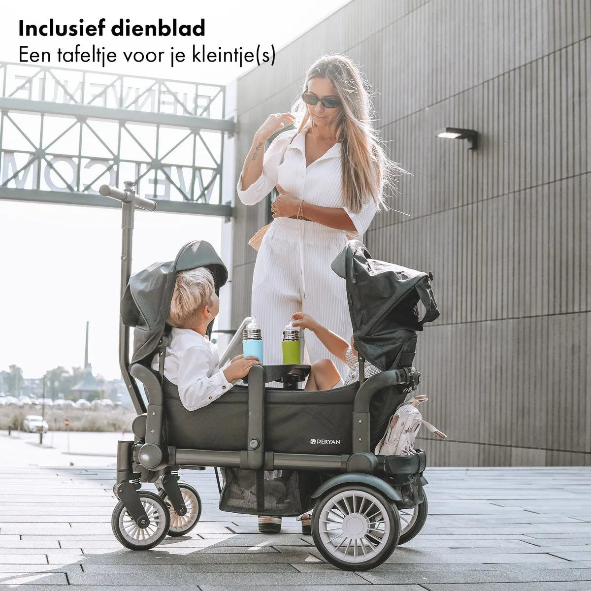 De DERYAN Den svarte Sandy-vognen er en sammenleggbar vogn som kan brukes til å transportere barn og eiendeler. Den har en solid ramme, fire hjul og en sammenleggbar design. Vognen er egnet for bruk på utflukter og utendørs.