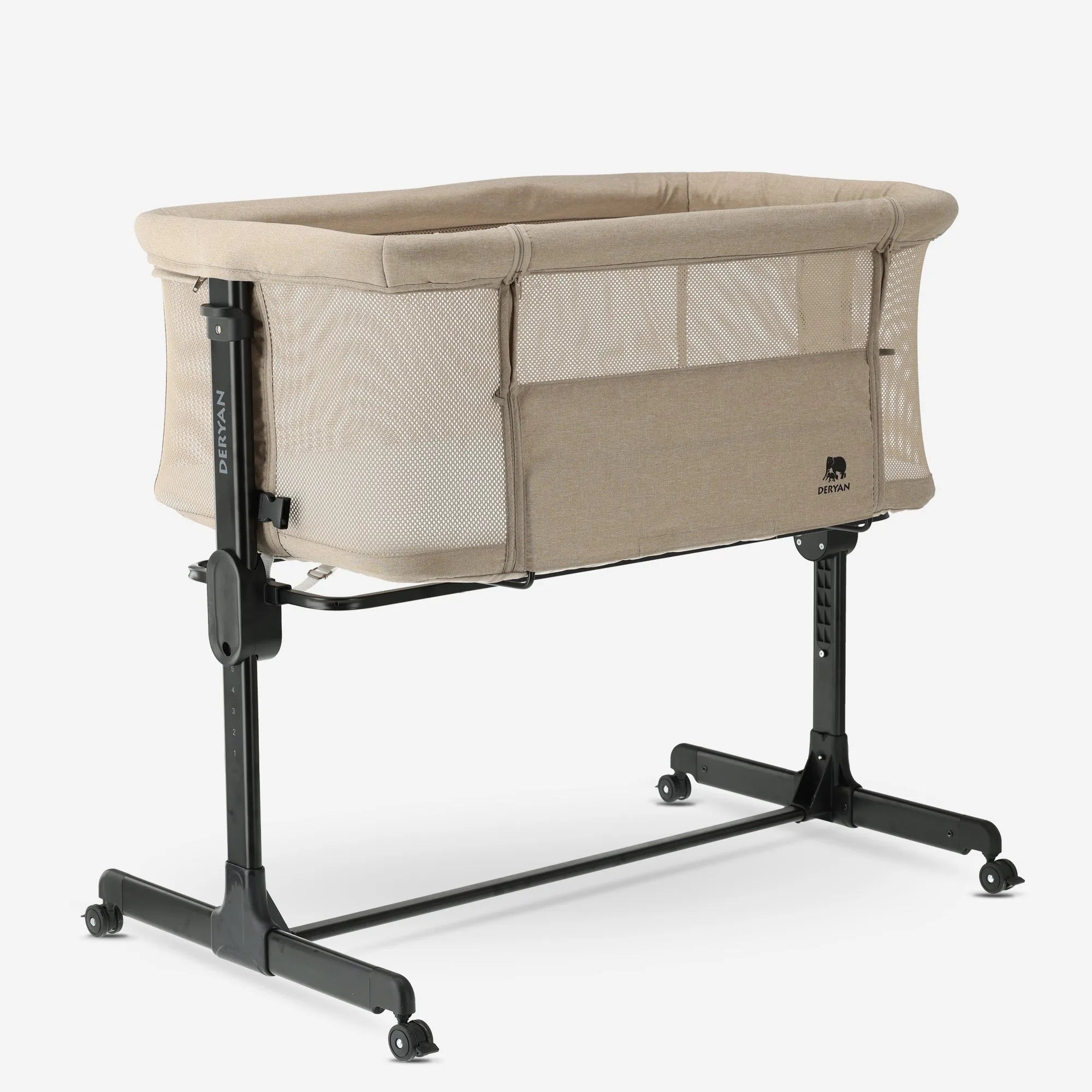 De DERYAN Snoozy co sleeper in de kleur crème is een wieg die naast het bed kan worden geplaatst voor gebruik bij jonge baby’s. Het model heeft een verstelbare hoogte, een open zijkant en een stabiel frame. De co sleeper is bedoeld voor gebruik tijdens de eerste maanden na de geboorte.