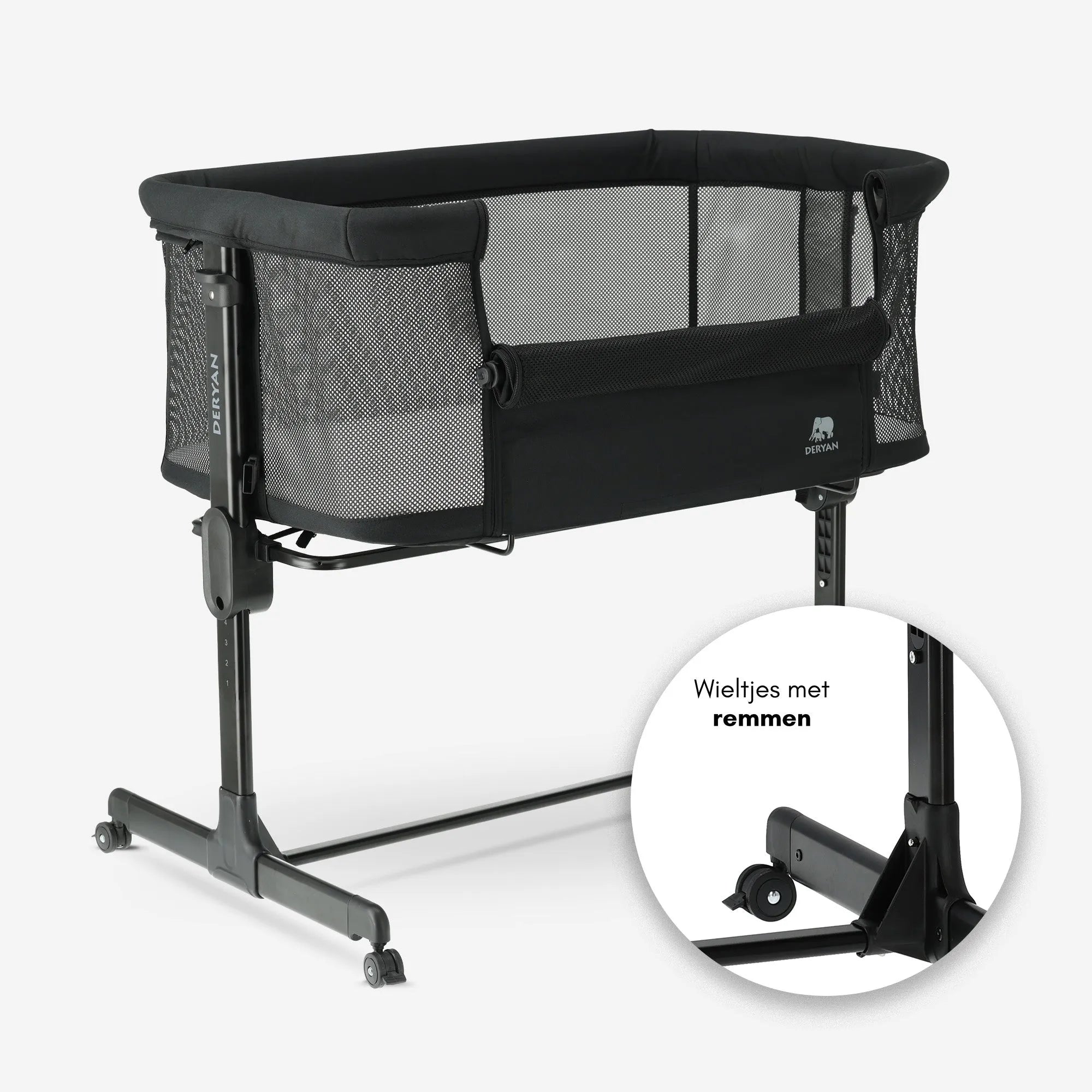 The DERYAN co-sleeper in black is a crib that can be placed next to the bed for use with young babies. The model has an adjustable height, an open side, and a stable frame. The co-sleeper is intended for use during the first months after birth.