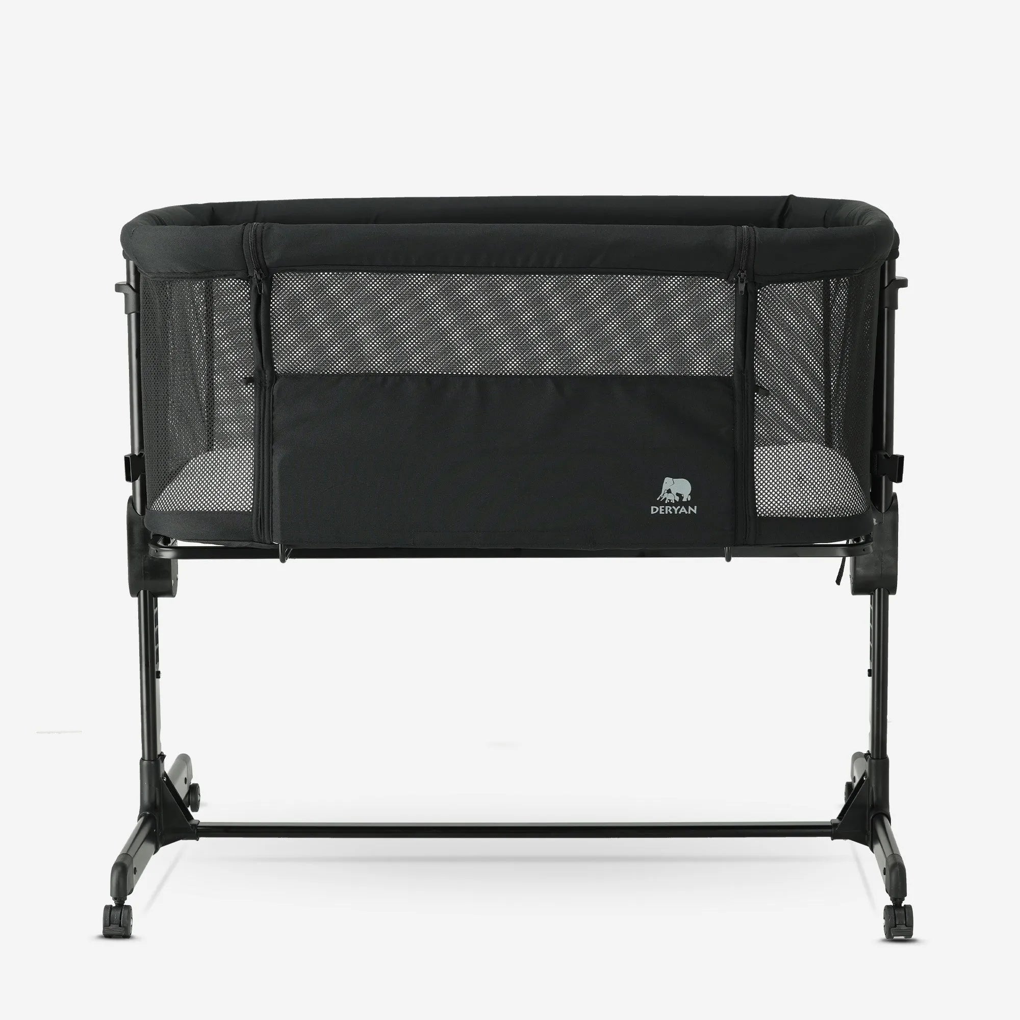 The DERYAN co-sleeper in black is a crib that can be placed next to the bed for use with young babies. The model has an adjustable height, an open side, and a stable frame. The co-sleeper is intended for use during the first months after birth.