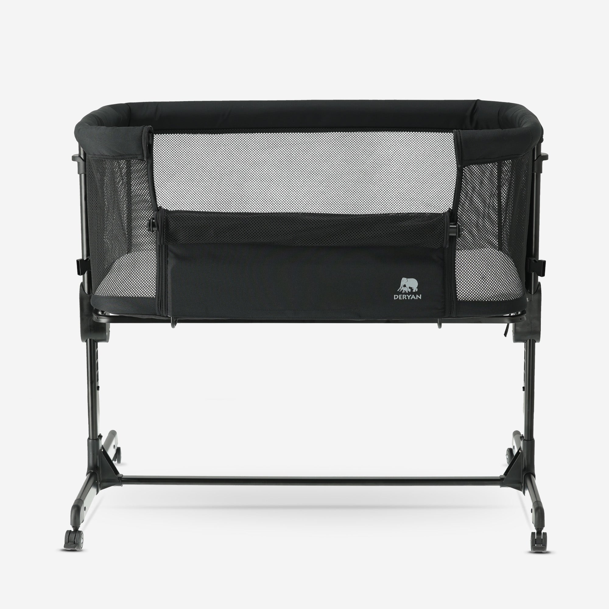 The DERYAN co-sleeper in black is a crib that can be placed next to the bed for use with young babies. The model has an adjustable height, an open side, and a stable frame. The co-sleeper is intended for use during the first months after birth.