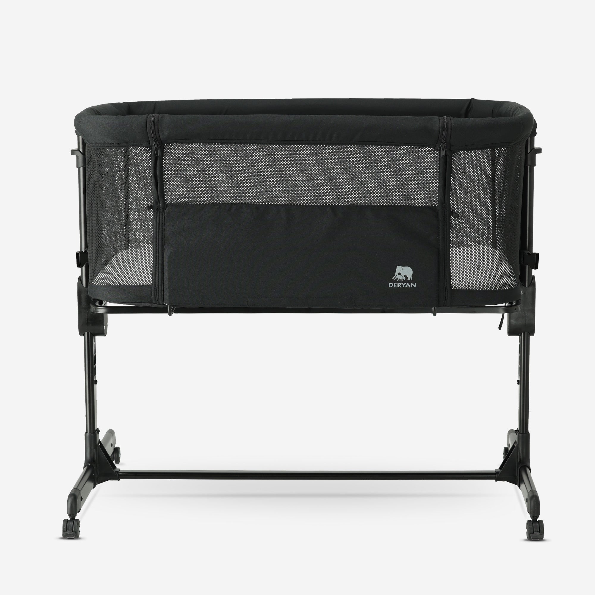The DERYAN co-sleeper in black is a crib that can be placed next to the bed for use with young babies. The model has an adjustable height, an open side, and a stable frame. The co-sleeper is intended for use during the first months after birth.