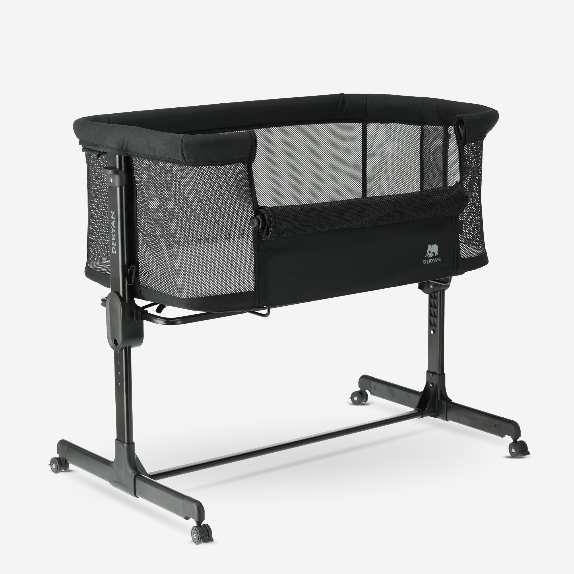 The DERYAN co-sleeper in black is a crib that can be placed next to the bed for use with young babies. The model has an adjustable height, an open side, and a stable frame. The co-sleeper is intended for use during the first months after birth.