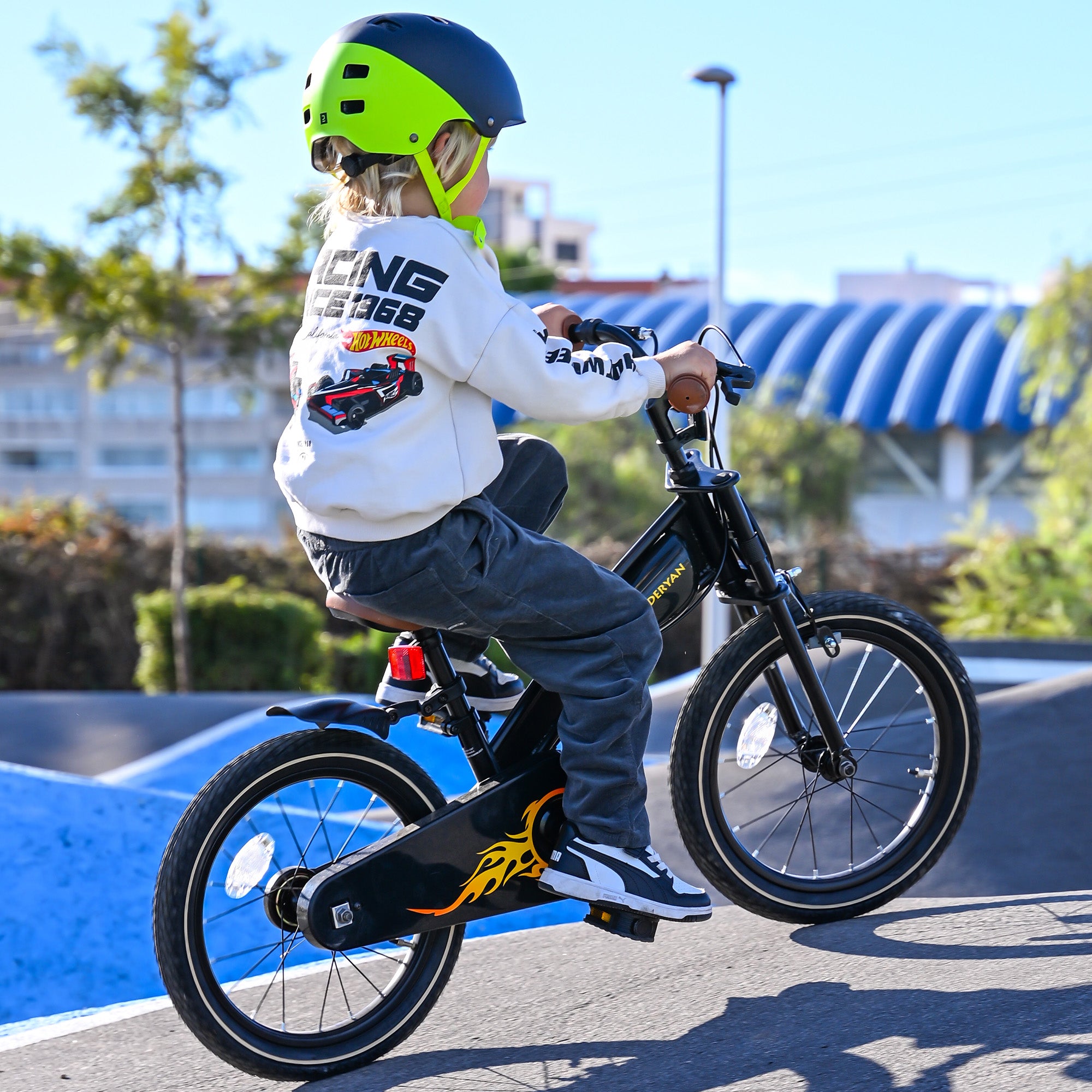 The DERYAN 14-inch children's bike can be used as a balance bike, training bike, and children's bike. The model has adjustable handlebars, a PU leather saddle, removable pedals, and a closed chain guard. The bike is designed for children who are learning to ride.