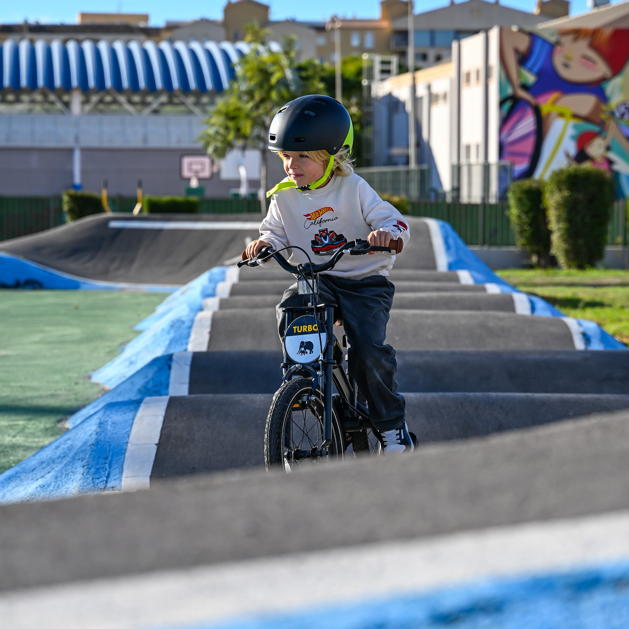 The DERYAN 14-inch children's bike can be used as a balance bike, training bike, and children's bike. The model has adjustable handlebars, a PU leather saddle, removable pedals, and a closed chain guard. The bike is designed for children who are learning to ride.