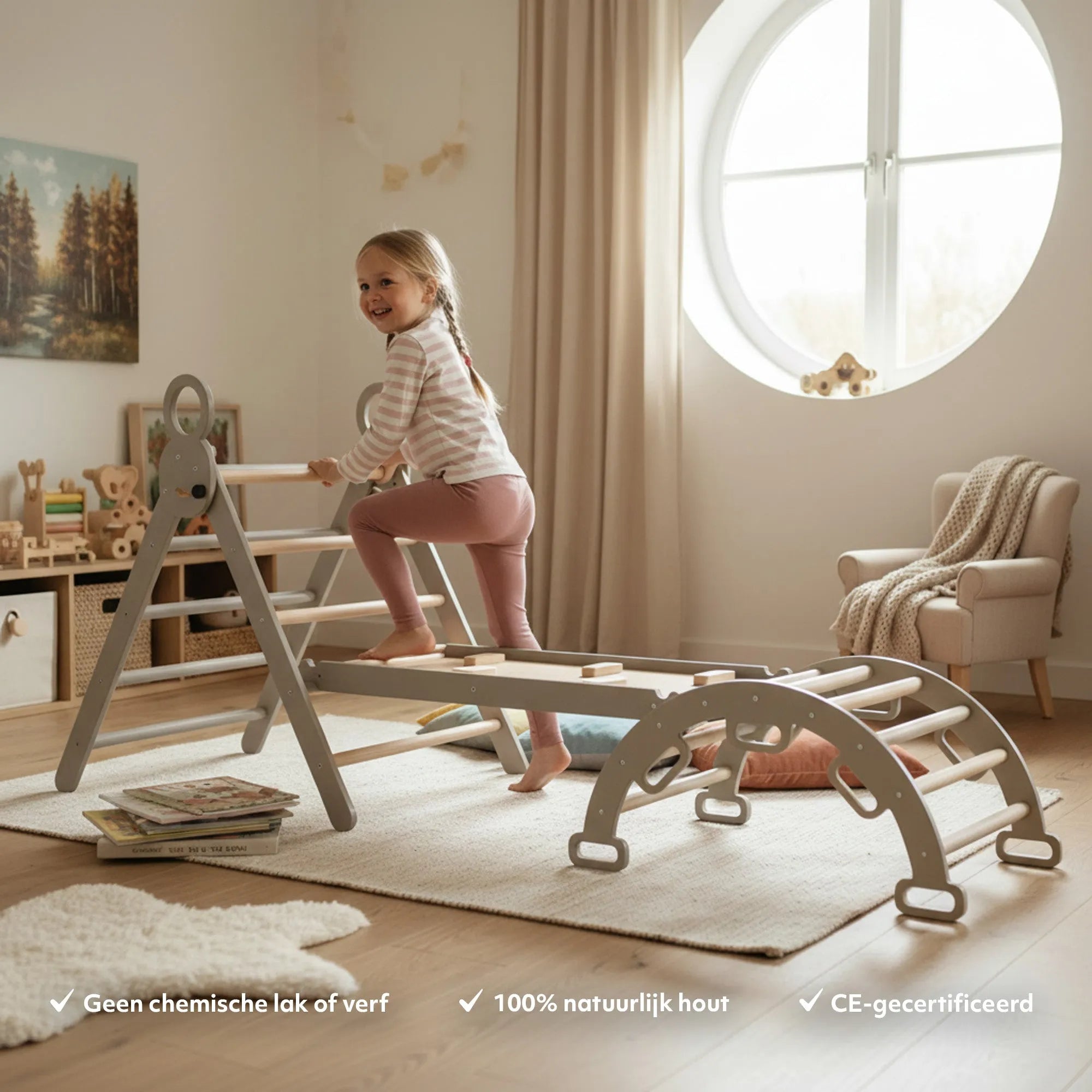 Het DERYAN XXL houten klimrek in de kleur grijs bestaat uit een opvouwbare driehoek met een klimboog en een helling met glijbaan. Het klimrek is gemaakt van hout en bedoeld voor gebruik binnenshuis door jonge kinderen tijdens spel en beweging.