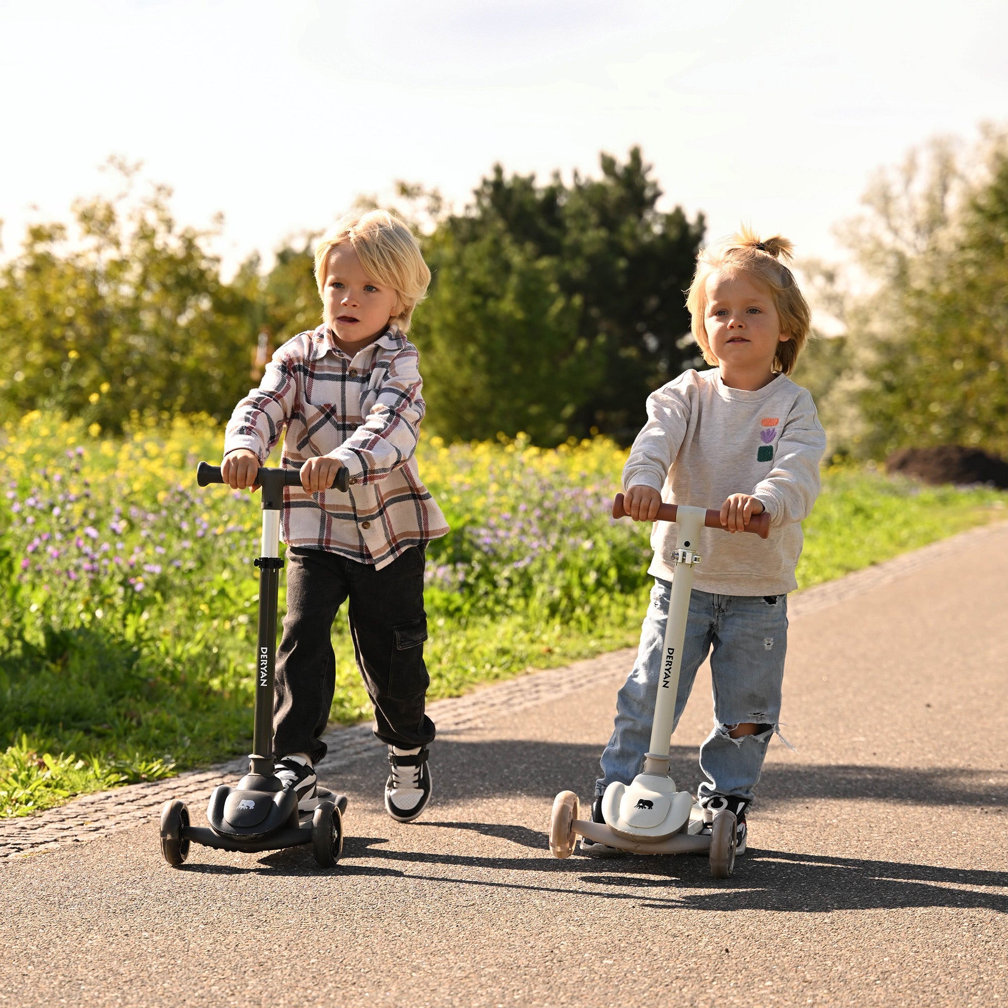 Harvey Kids scooter 3 wheels - age group 3+ - max 50kg - LED lights in the wheels - height adjustable 65-70-75-80 cm - Black