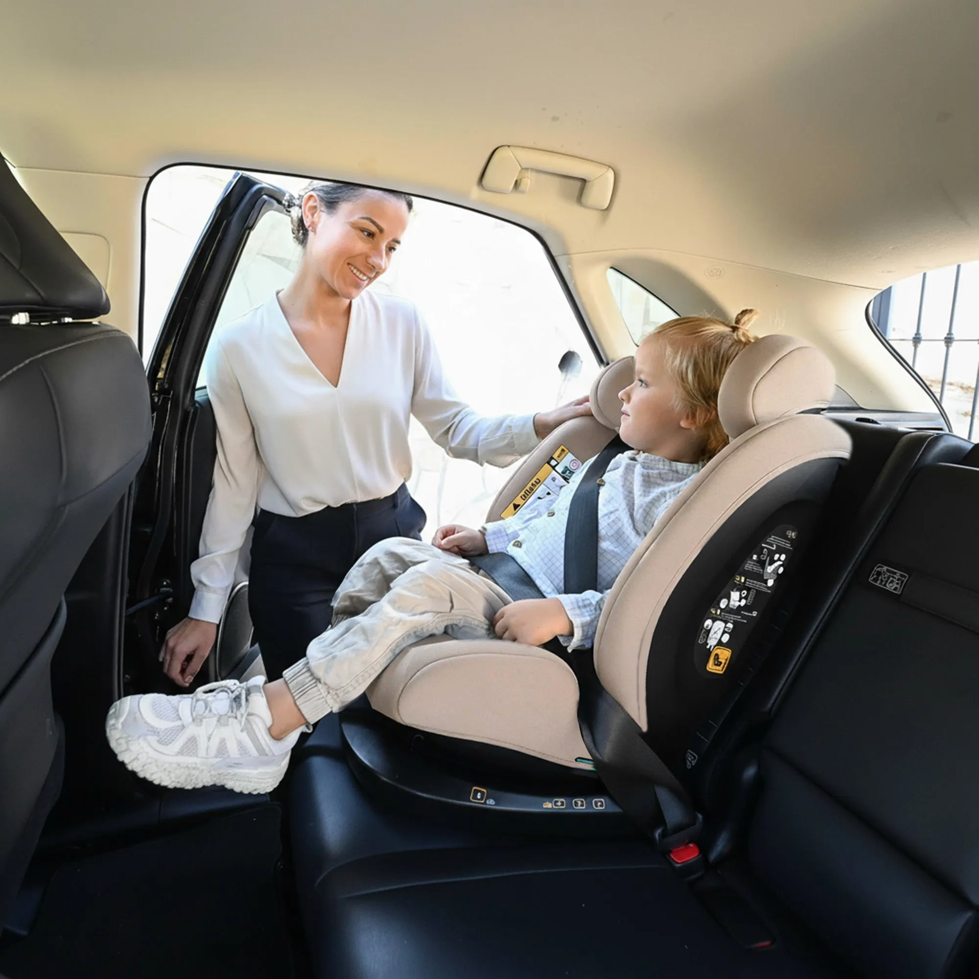 Clyde I-Size Autostoel - Geschikt vanaf 40 tot 150 cm - Groep 0/1/2/3 - Te bevestigen met gordel - Nougat