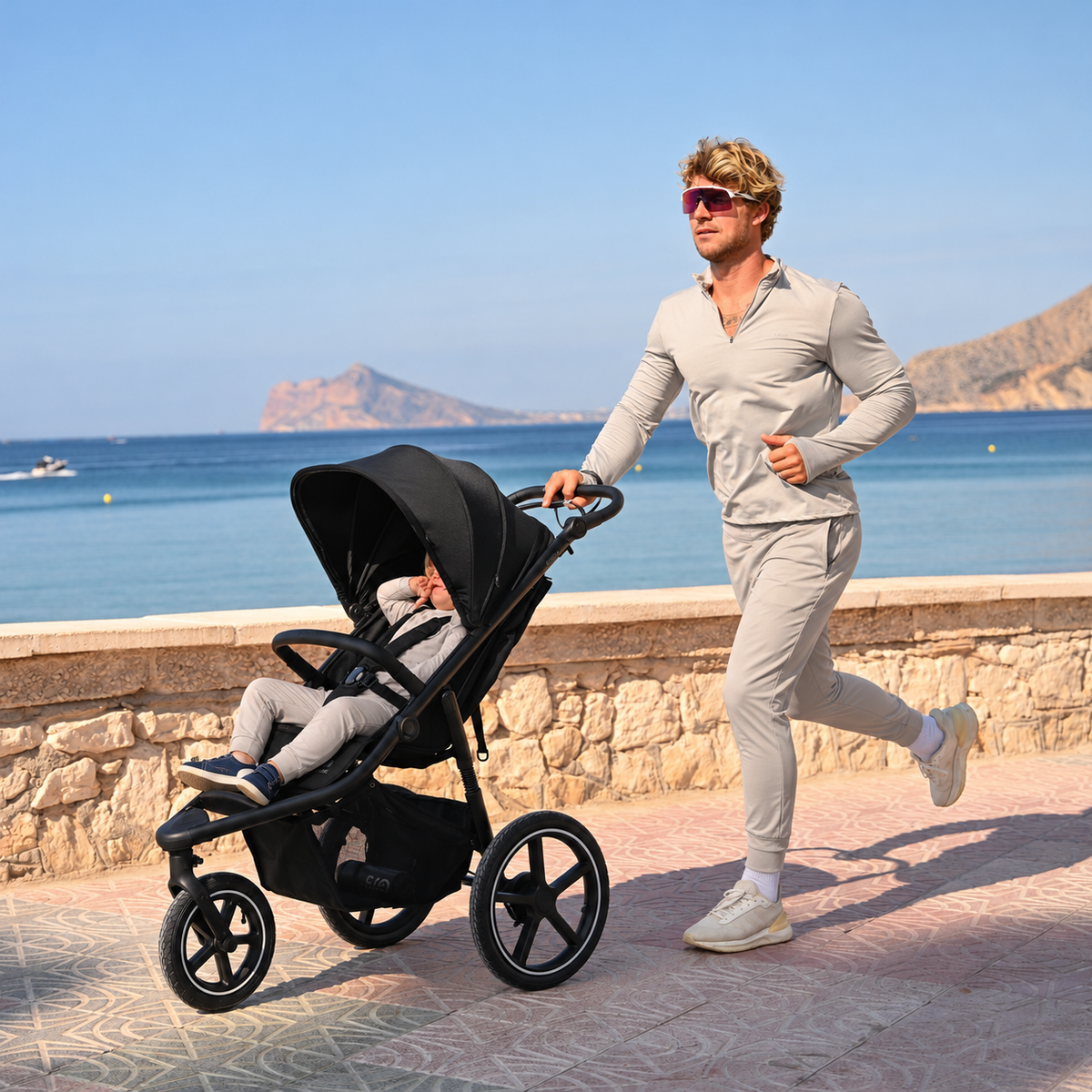 Poussette de course Bolt couleur crème, avec roue avant fixe à pneus gonflables et guidon réglable