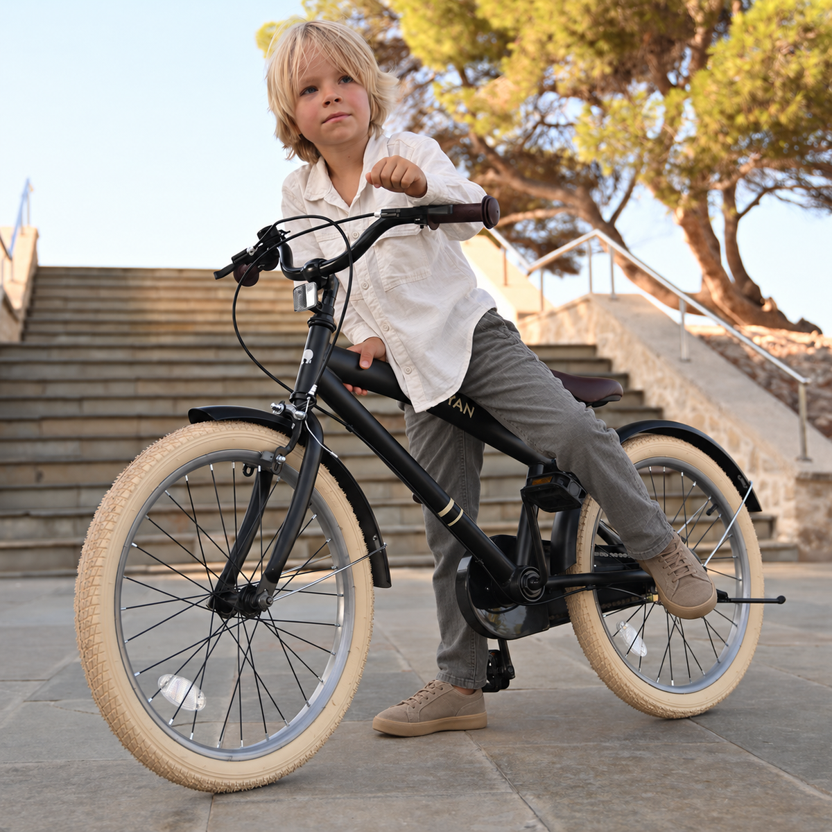Coastline Children's Bike with Kickstand - 20 Inches