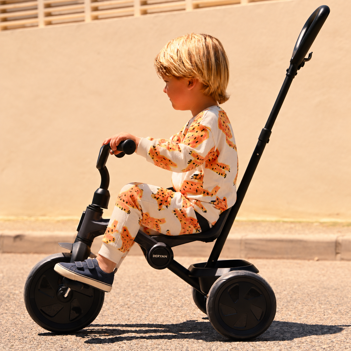 Drifter Tricycle with push bar Black