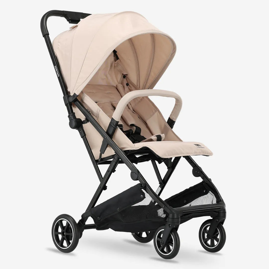 DERYAN Easy Luxe Buggy Taupe – en lett og kompakt reisevogn til under €100. Kan brettes sammen med én hånd og er egnet som håndbagasje på fly. Manøvrerbar, stilig og ideell for byen, ferier eller dagsturer. Perfekt for foreldre og besteforeldre på farten. Nøkkelord: DERYAN Easy Luxe Buggy Taupe, lettvektsvogn, kompakt vogn under 100 euro, reisevogn taupe, sammenleggbar vogn, vogn for fly, vogn for ferie, manøvrerbar vogn