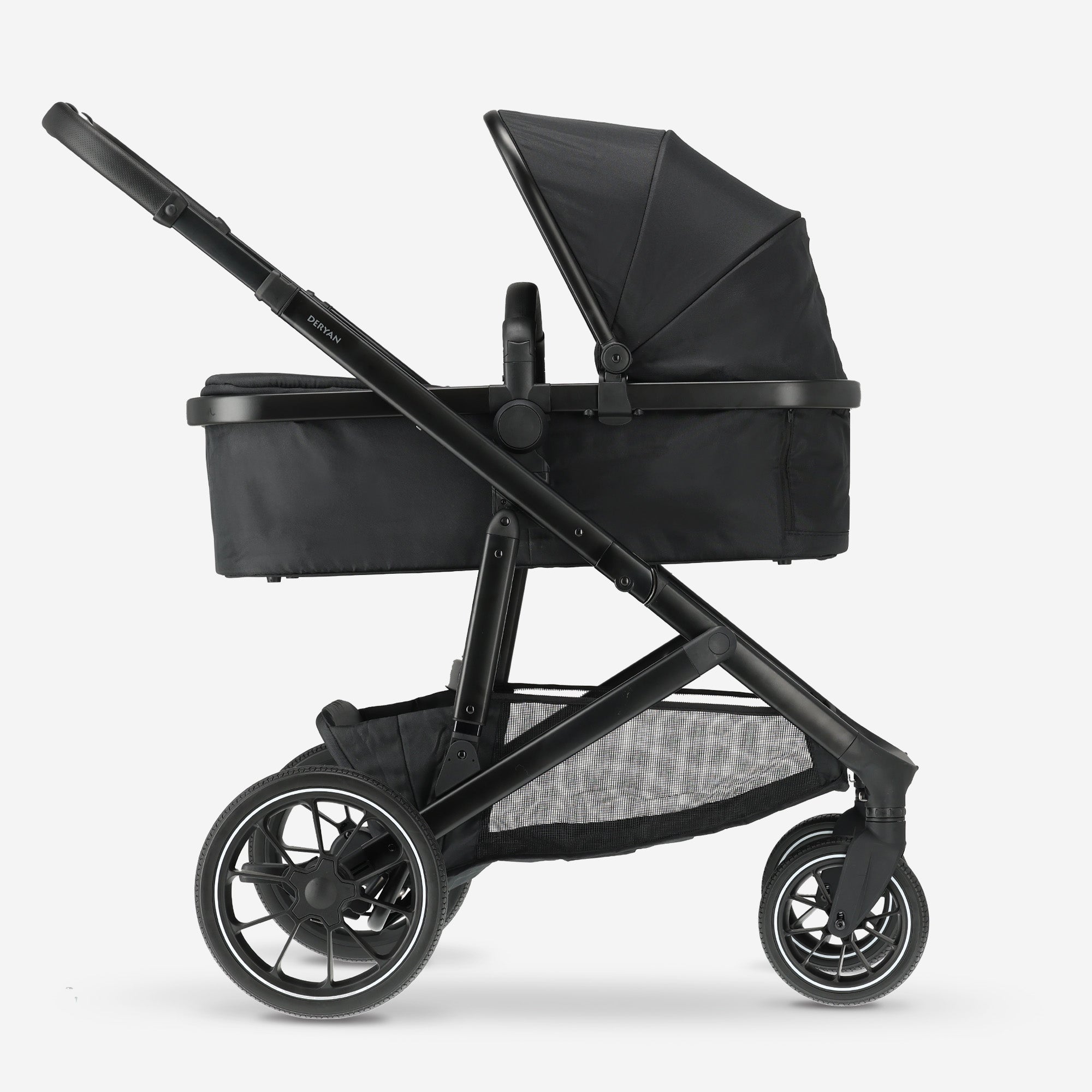 DERYAN EVY V2 Duo Kinderwagen Zwart – luxe 2-in-1 kinderwagen die met je gezin meegroeit. Met verstelbare zitjes, voetensteun en SPF50+ zonnekap biedt hij optimaal comfort. Dankzij het inklapsysteem met één hand, stevige vering en veiligheidsharnas ideaal voor dagelijks gebruik en reizen.